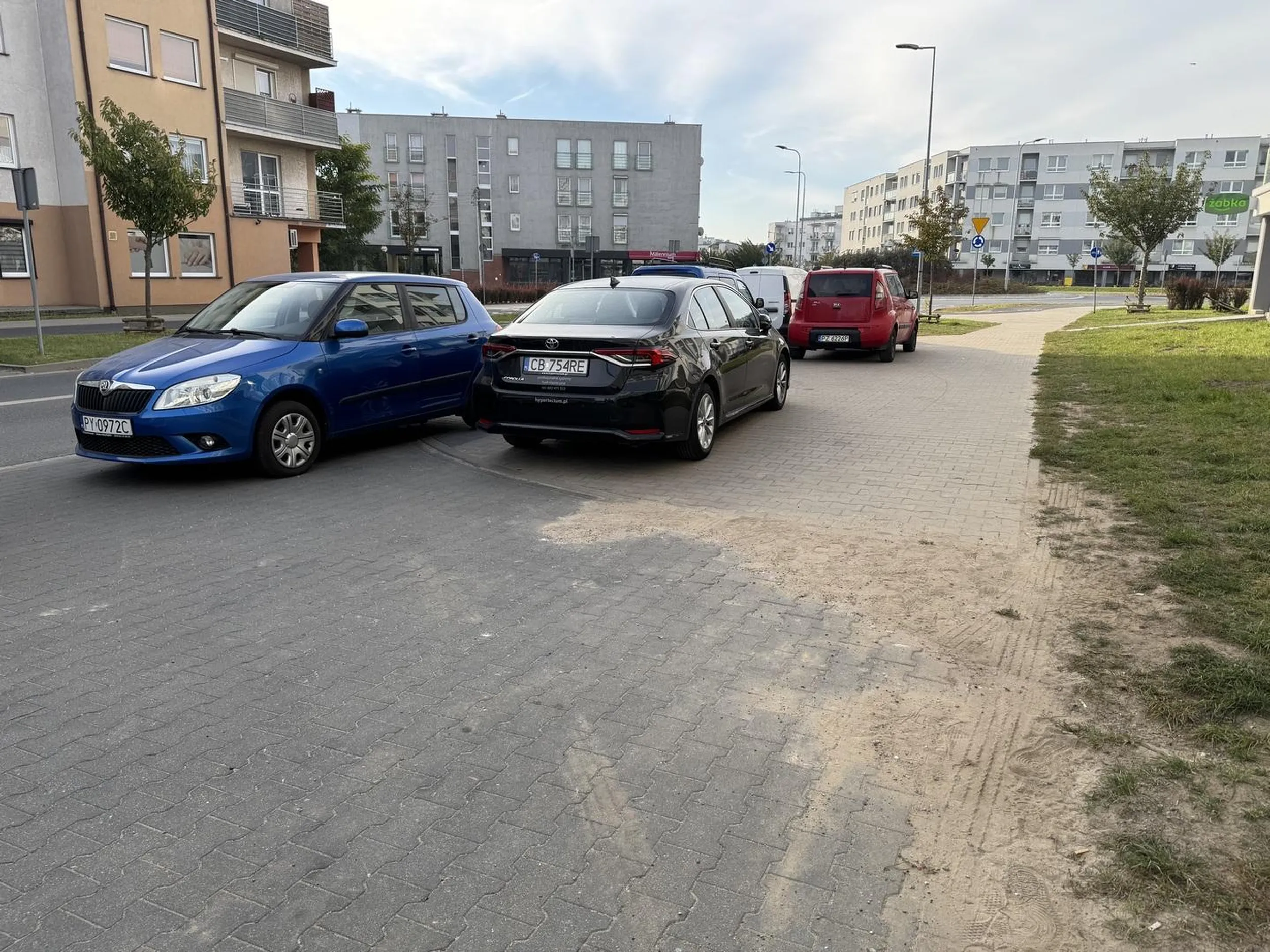 Może do kierowcy dotrze w końcu, że to chodnik a nie parking. Następnym razem będzie wzywana straż miejska.