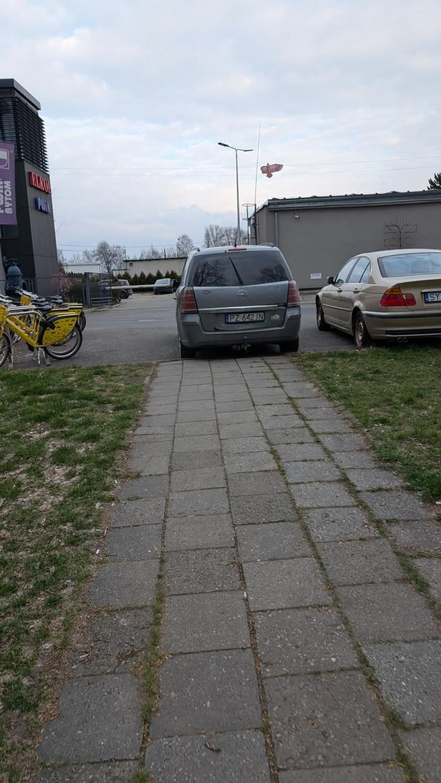 Nie dość, że blokuje chodnik, to jeszcze wygląda na porzucony wrak.