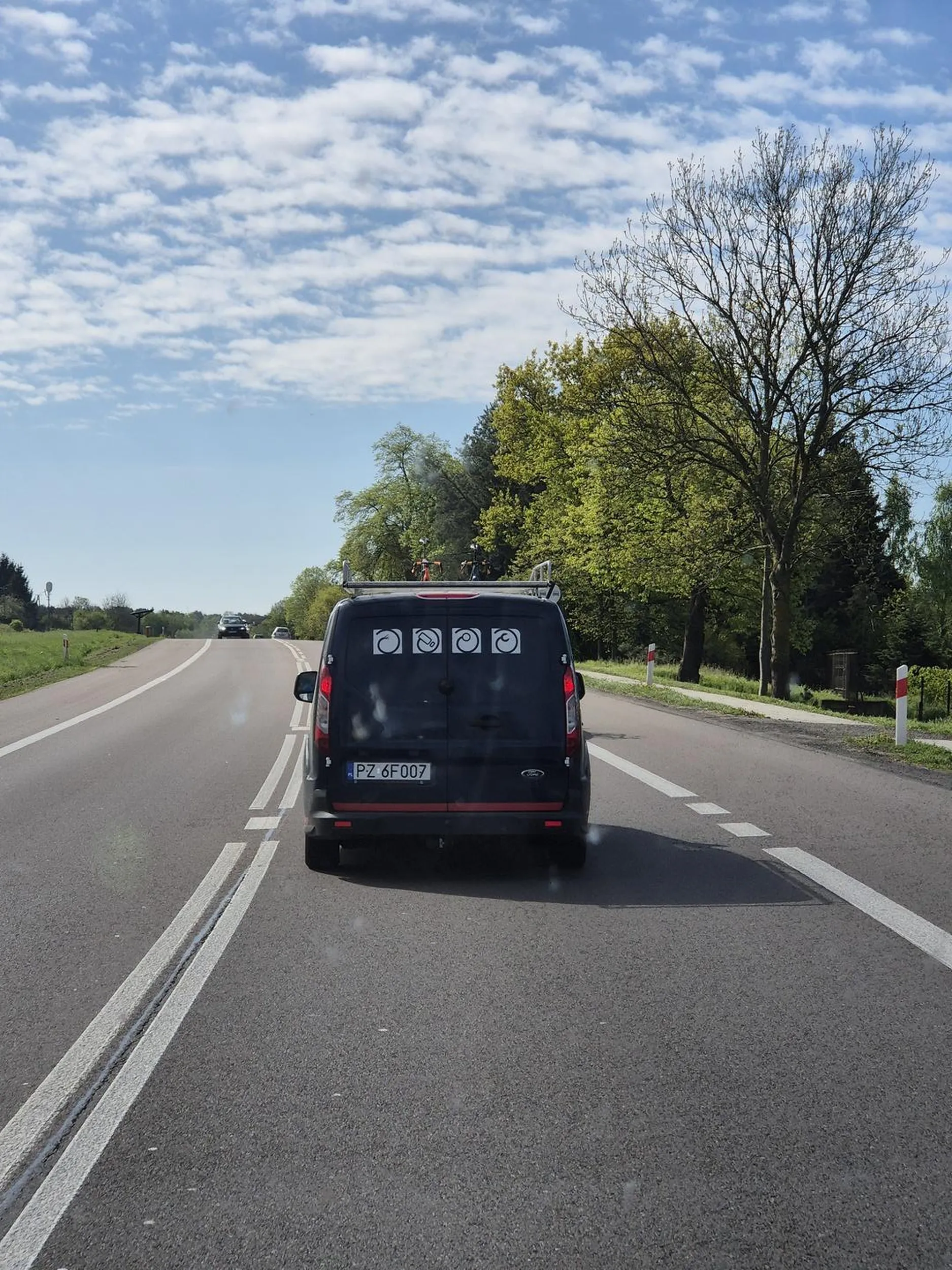 Cham z Poznania wyprzeda na podwójnej agresor drogowy łysy z telefonem w ręku nie polecam tego kierowcy