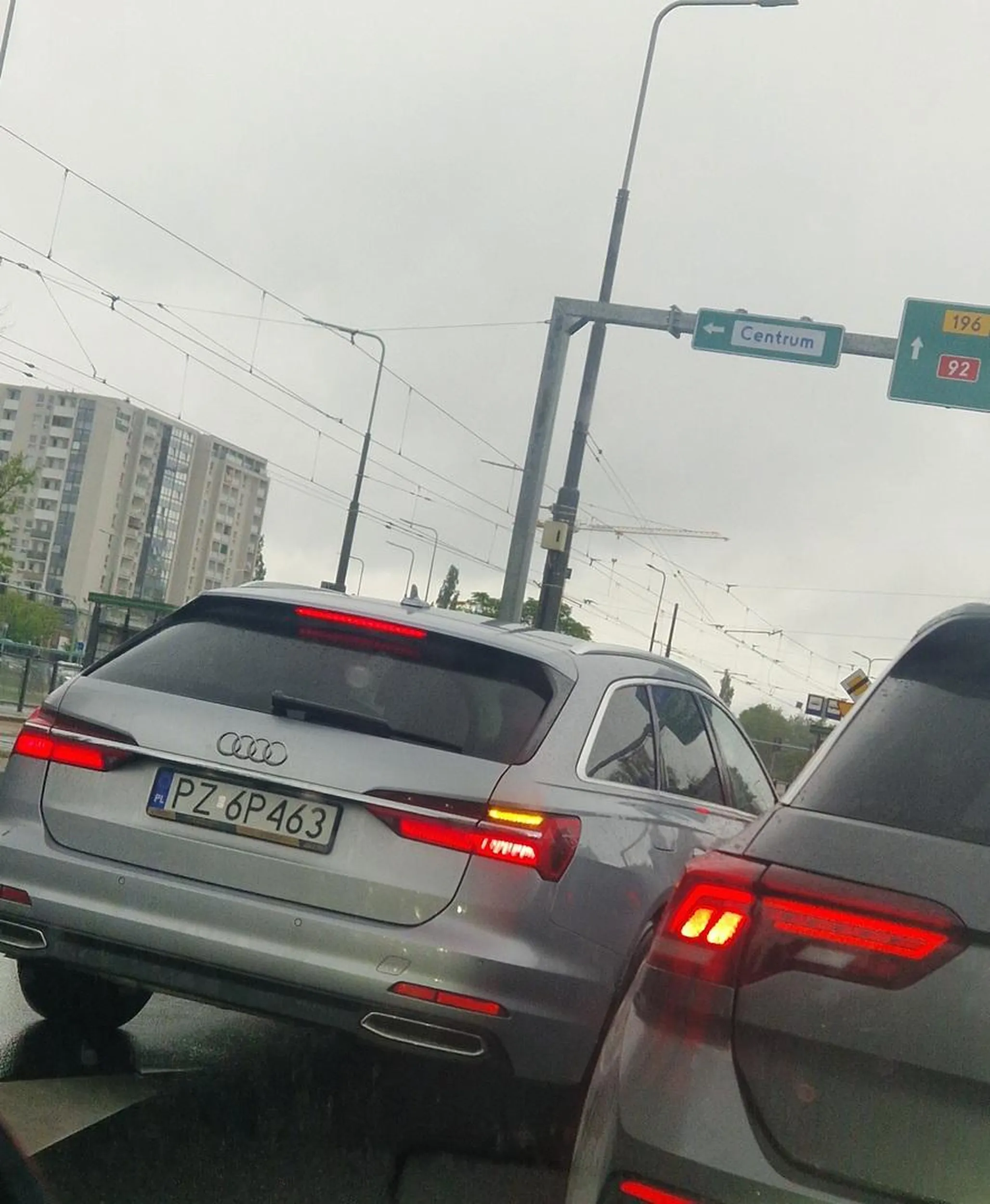 Wciska się na Hama.