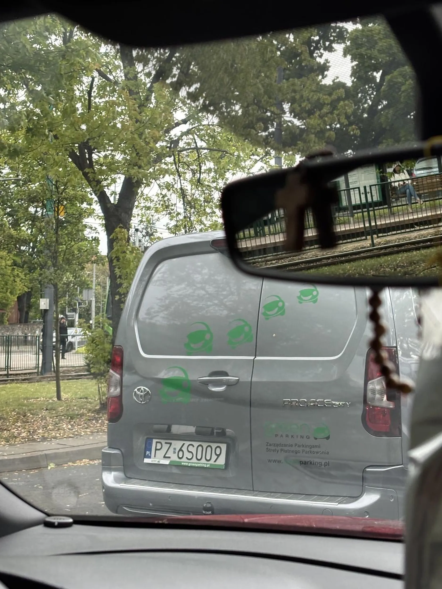 Zero kultury jazdy, po zasygnalizowaniu nie wpuszczal nikogo, trabi na wszystkich