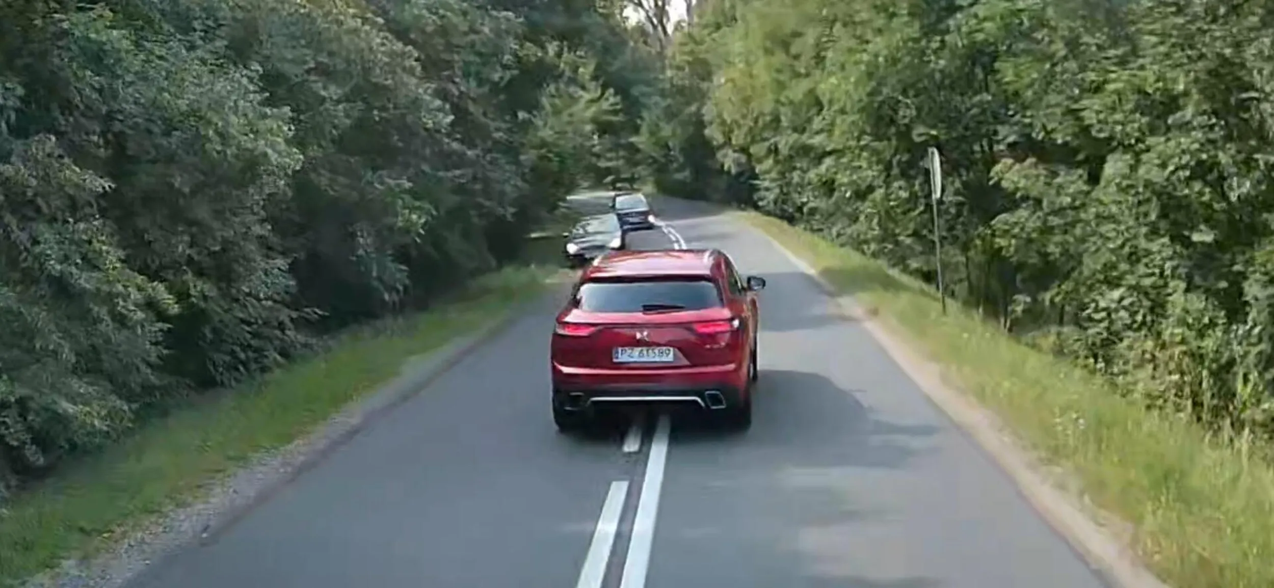 Istny pirat drogowy który prawie doprowadził do zderzenia czołowego na zakręcie gdzie jest zakaz wyprzedzania. Nie wspomnę o tym że jechał z o wiele większą prędkością niż obowiązuje w danym miejscu (90km/h).