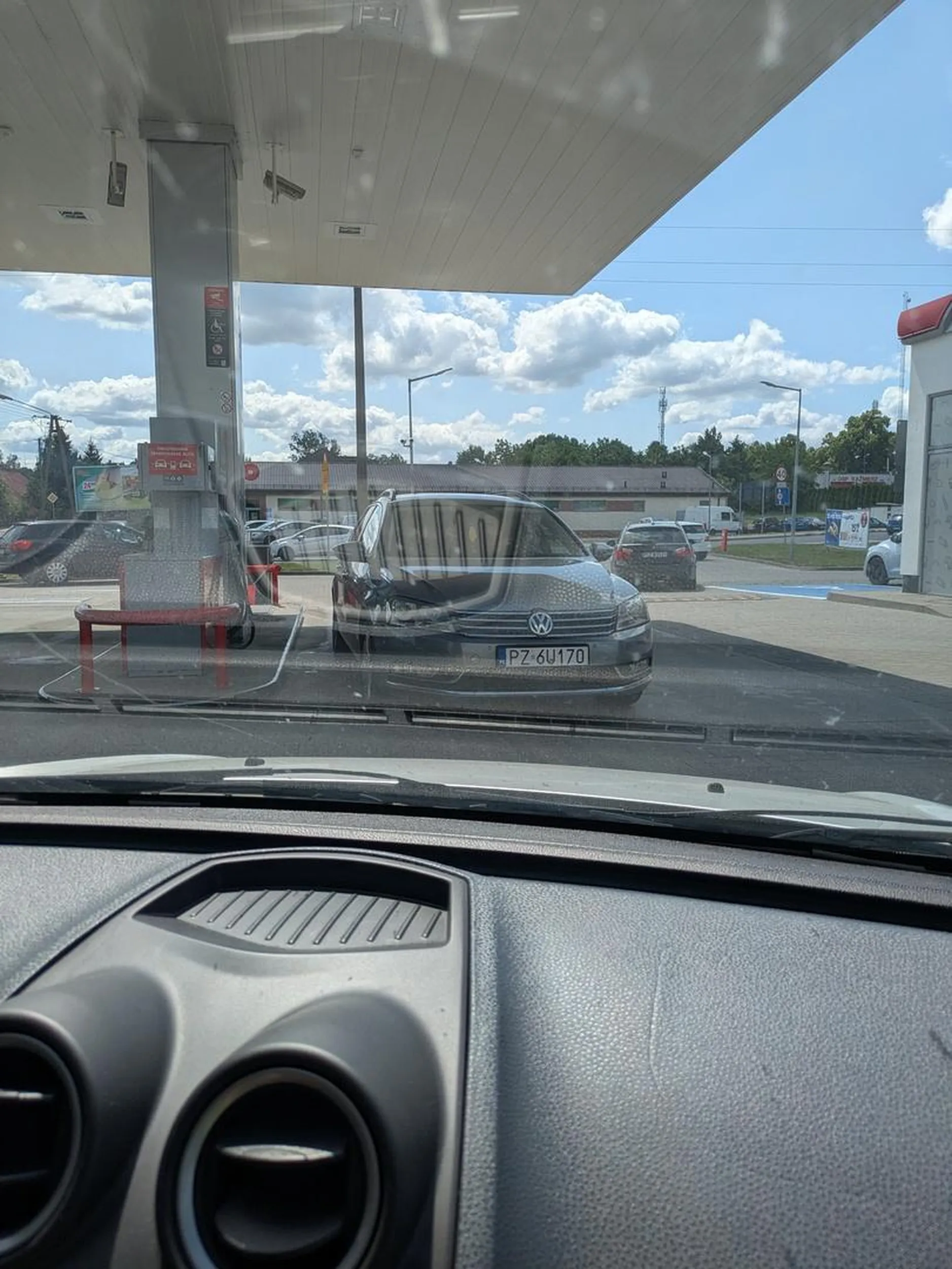 Jeszcze nie widziałem by ktoś wypychał cudze auto spod dystrybutora