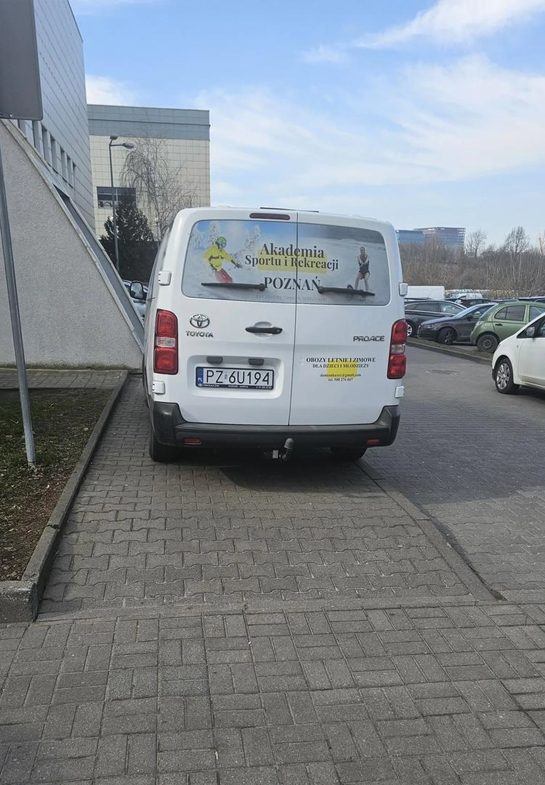 A stanę sobie na chodniku, co mi tam. Nie polecam Akademia Sportu i Rekreacji, bo zbytnio pomyślunku brak. Jak tak samo opiekują się dziećmi, to strach się bać.