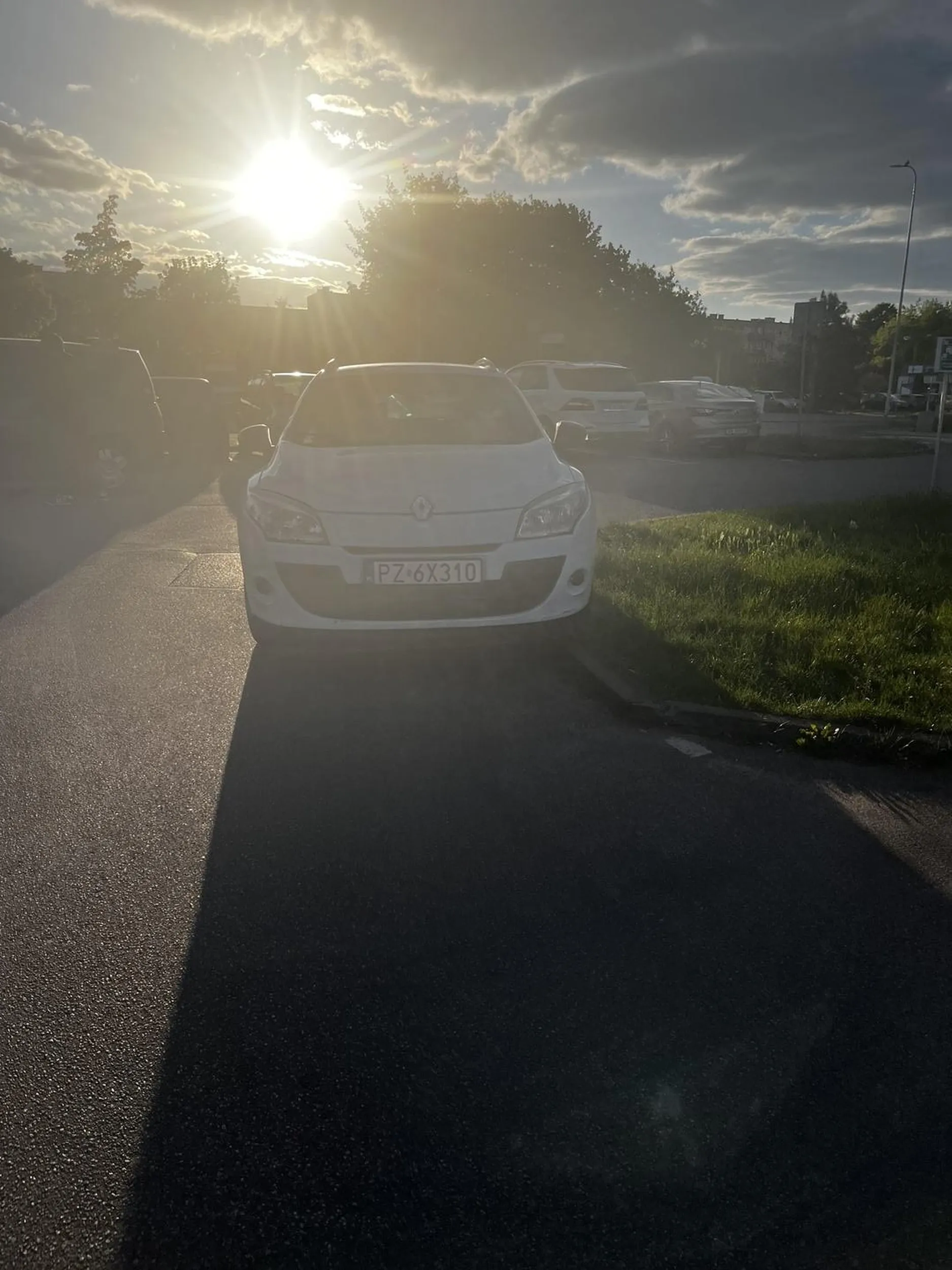 dookoła miejsca postojowe a parkuje na przejeździe, nie dało się przejechać