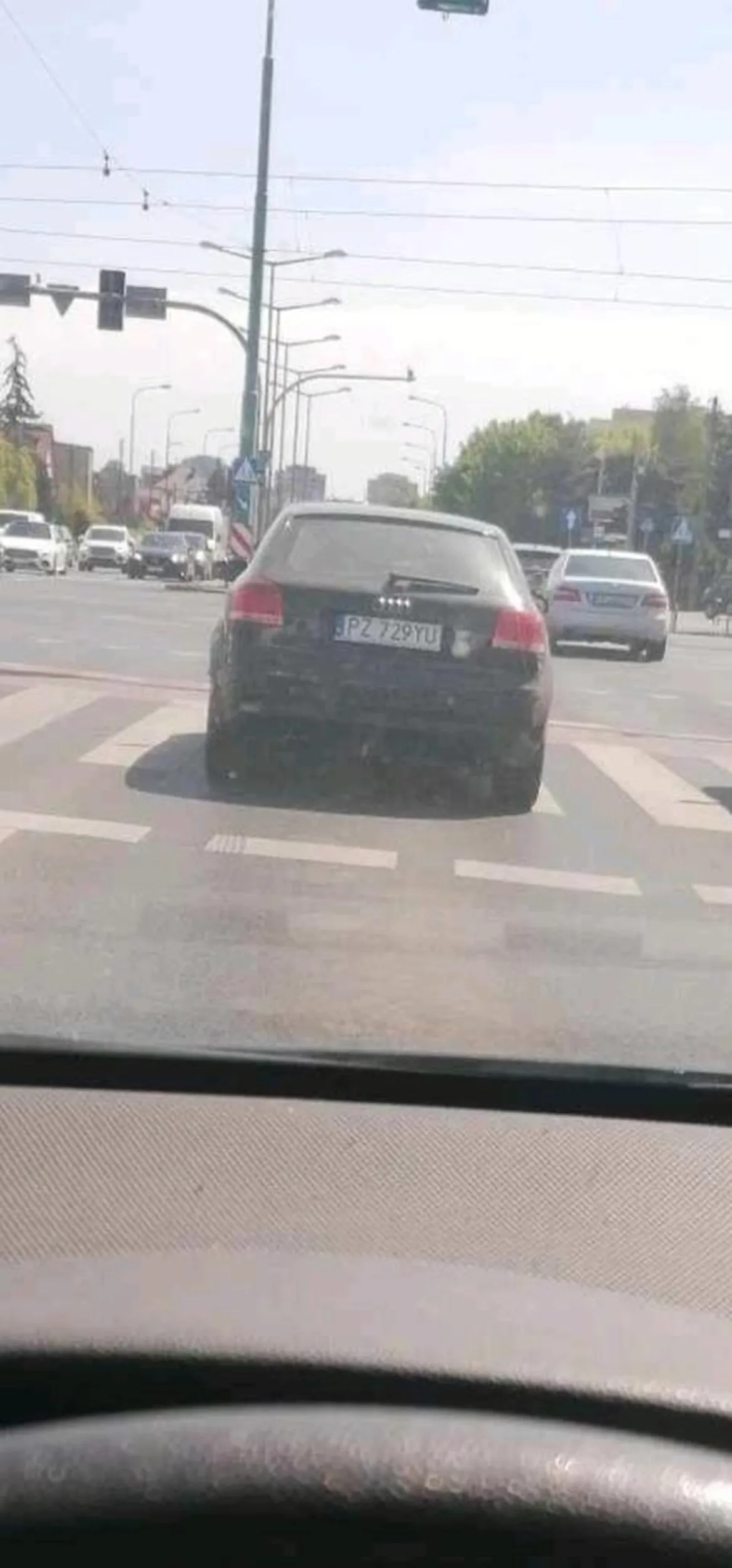 Zakolak w rozklekotanej aldi trąbi jeśli jedziesz przepisów, bo dla i potentat to jest za wolno i zmusza go do wyprzedzeniem, nawet jeżeli będzie musiał wjechać na czerwone