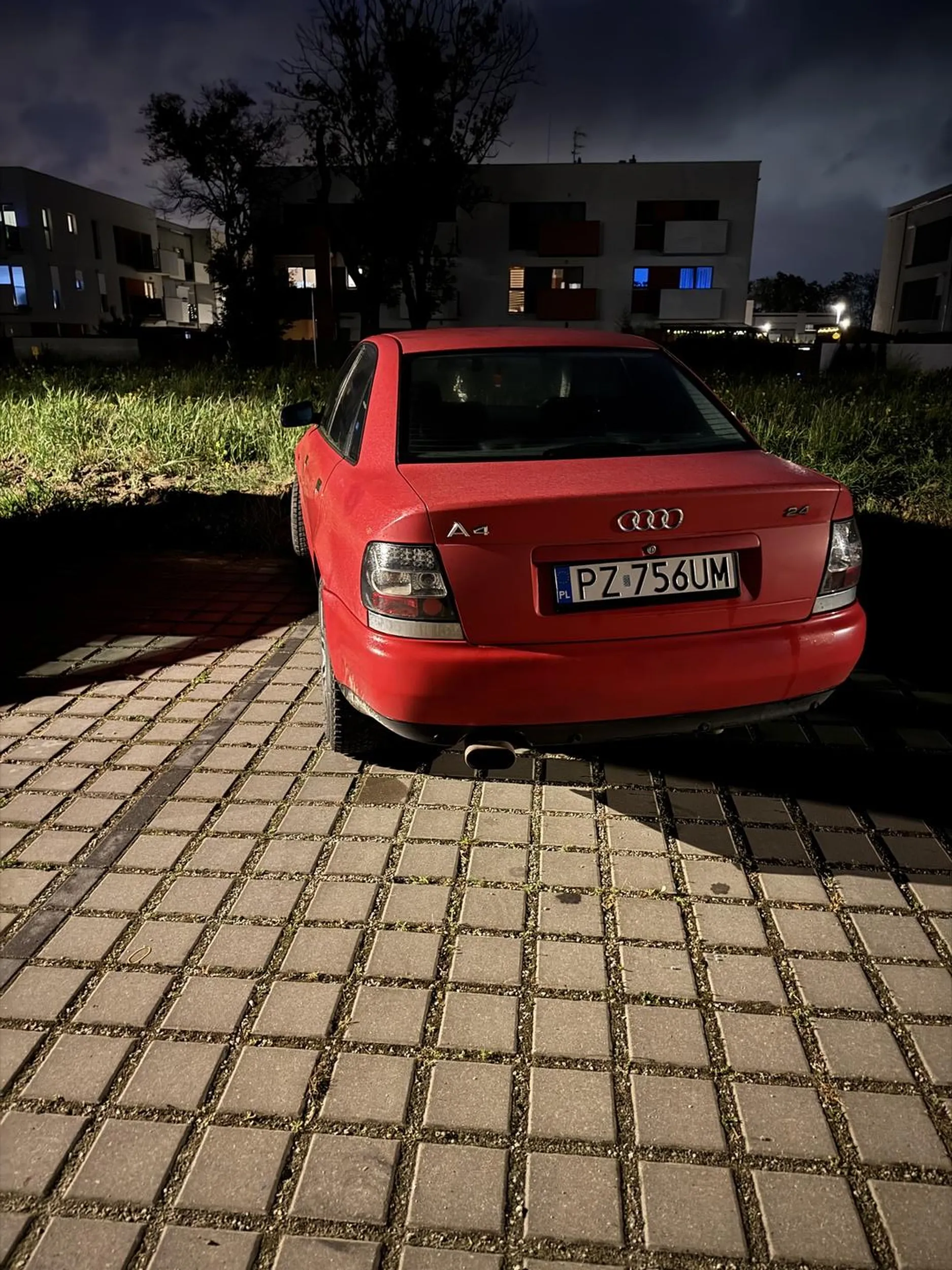 Kolega nie umie parkować zastawił dwa miejsca