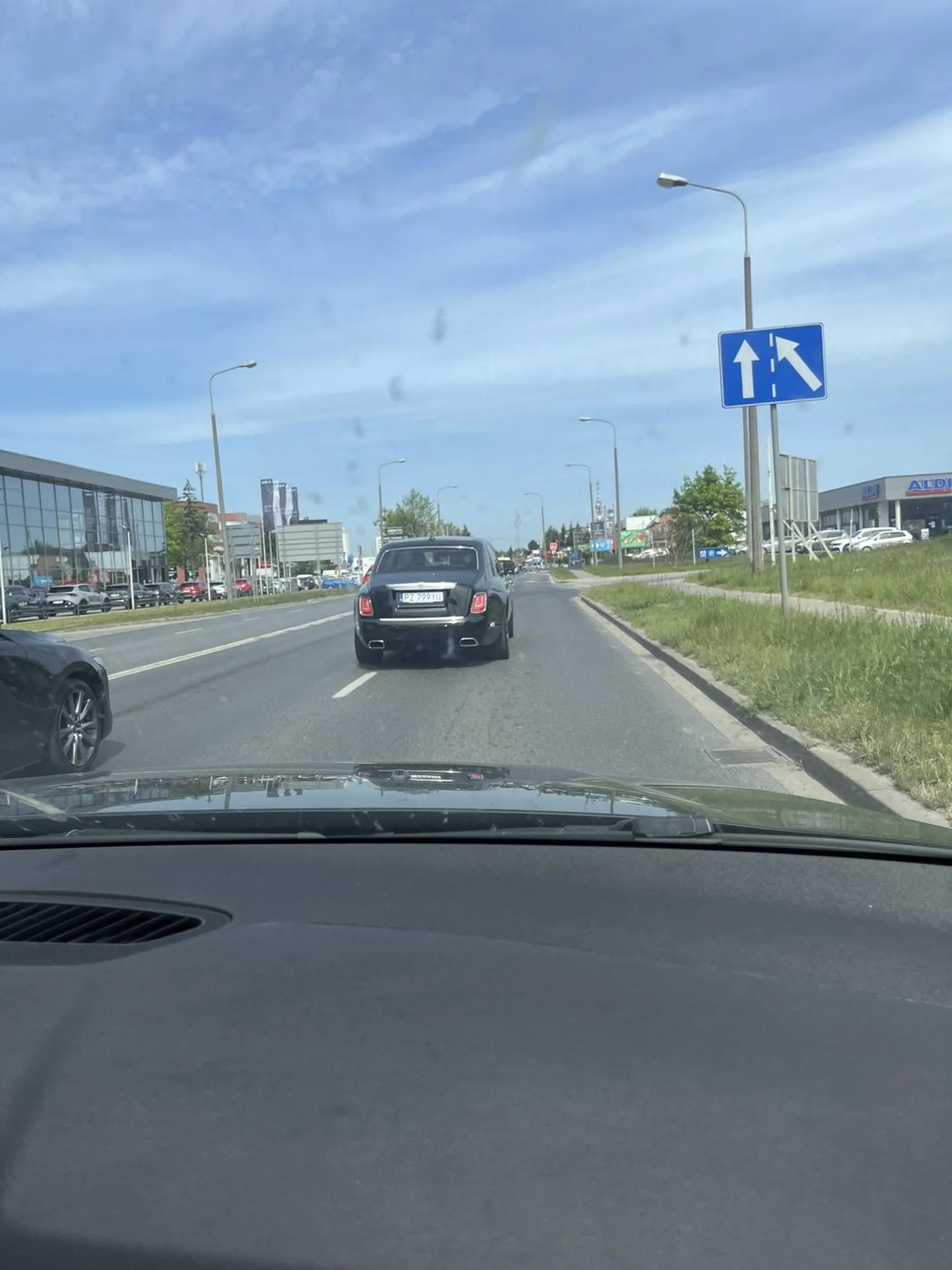 Gratulacje dla kierowcy z dwoma pasami — najwyraźniej jego ego nie mieści się na jednym!