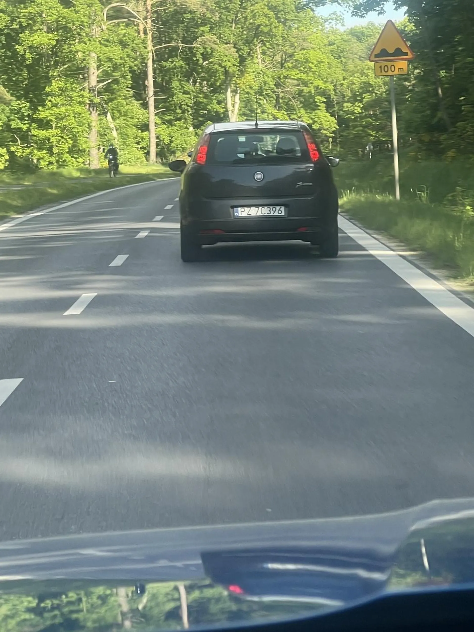 Szoszon piepszony wyrzuca pety przez okno