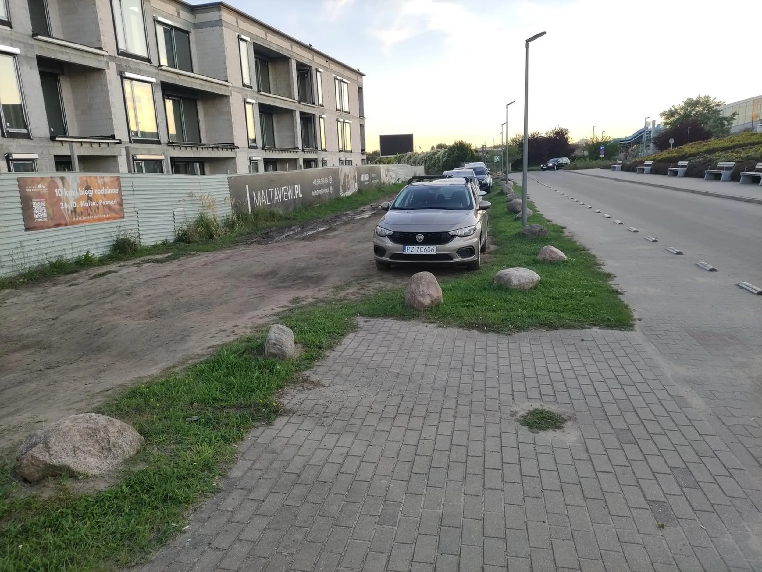 Tak ciężko zaparkować obok na parkingu? Zamiast tego zostawić auto na terenie zielonym(!) Wszystko po to żeby zaoszczędzić 8 zł na płatnym parkingu ?