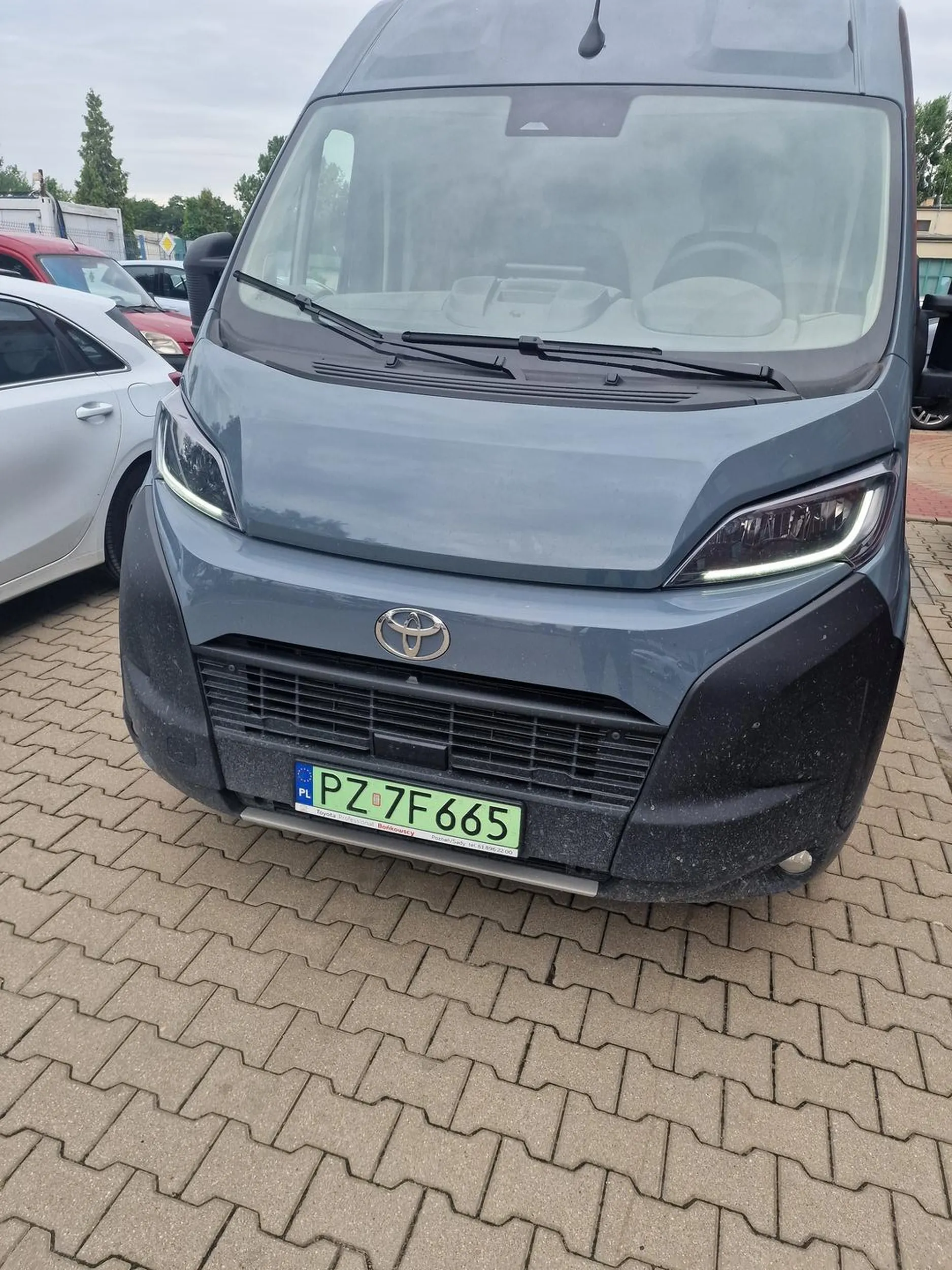 Skrzywiony furiat reprezentujący UPS, jeździ pod prąd i wymusza pierwszeństwo. Uniknąłem kolizji z tym człowiekiem o jakieś 12cm. Na trąbienie reaguje środkowym palcem i ucieka z miejsca zdarzenia. Po zwróceniu uwagi słownej reaguje agresywnie "bo nie ma czasu". Potencjalny morderca za kółkiem.