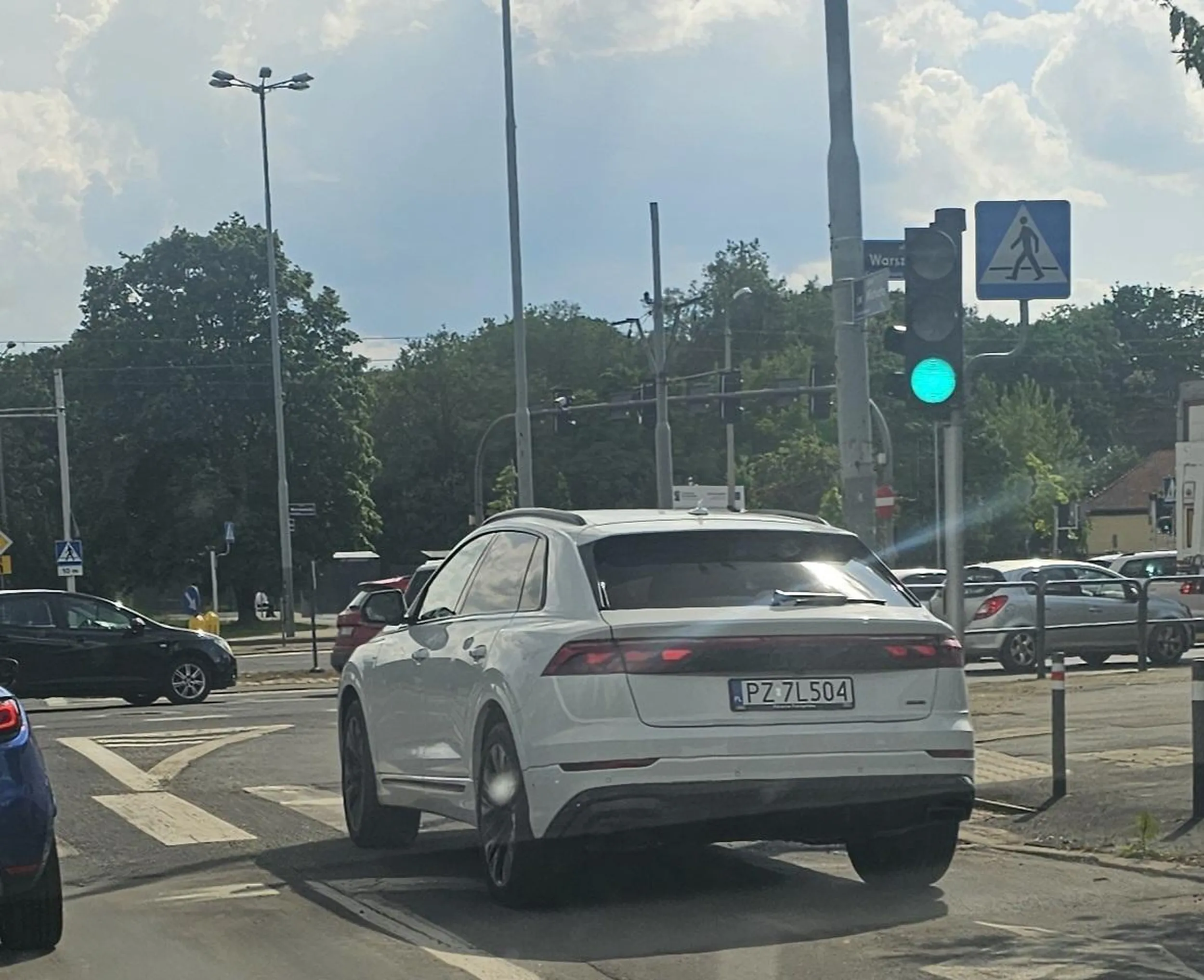 Podwójna ciągła, wymuszenie pierwszeństwa, a na koniec burackie zablokowanie drogi. Do eliminacji.