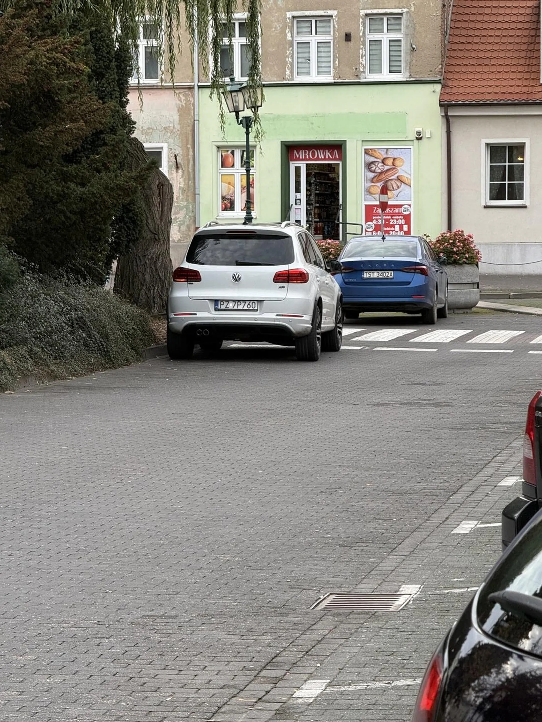 Pomimo wielu wolnych miejsc parkingowych kierowca stanął przed przejściem dla pieszych stwarzając zagrożenie dla innych pieszych.