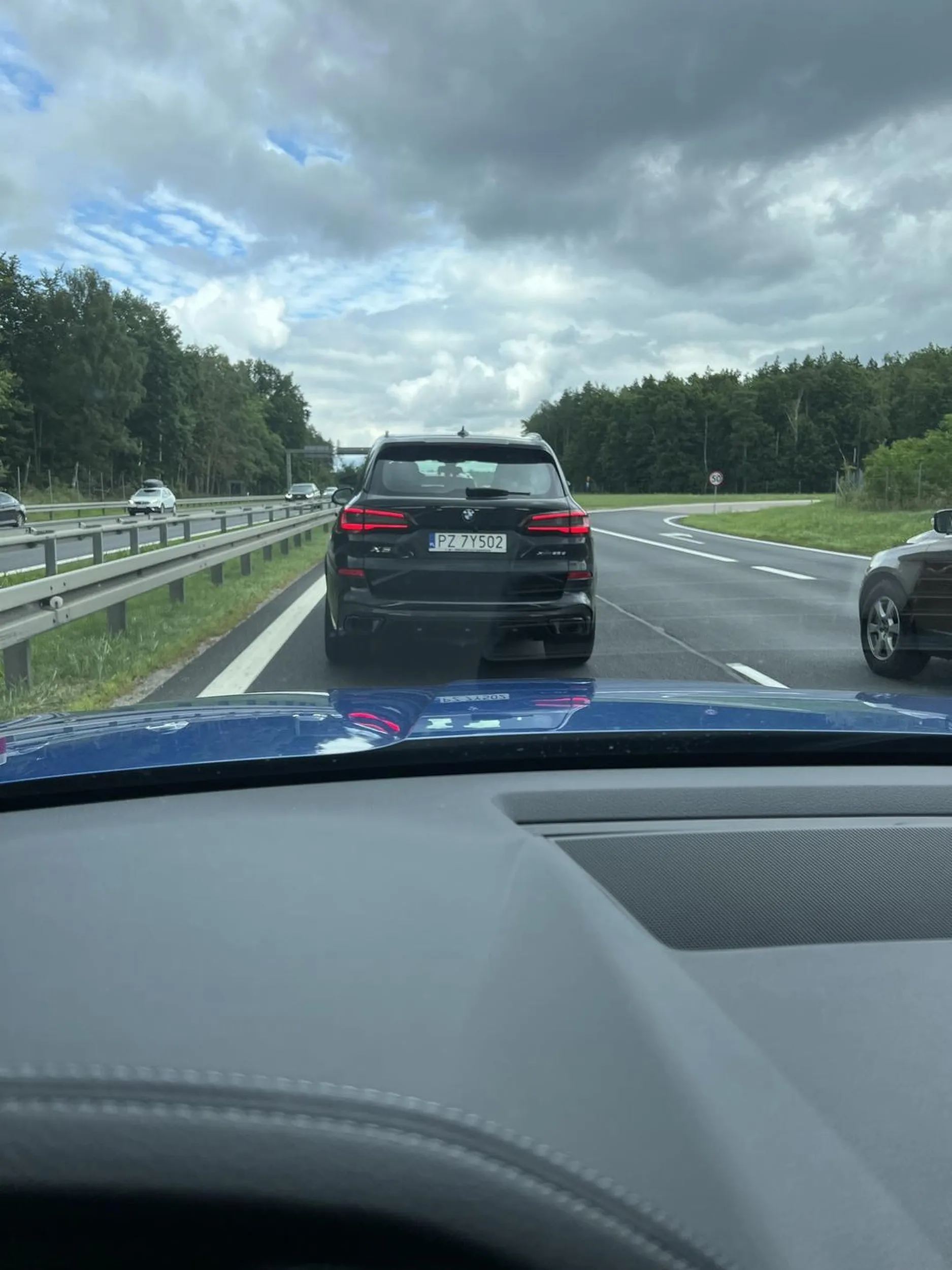 Poganiaczu masz szczęście że jechałem z dzieckiem inaczej tego palca co pokazywałeś miał byś w swojej tłustej dupie uważaj na siebie bo skończysz połamany