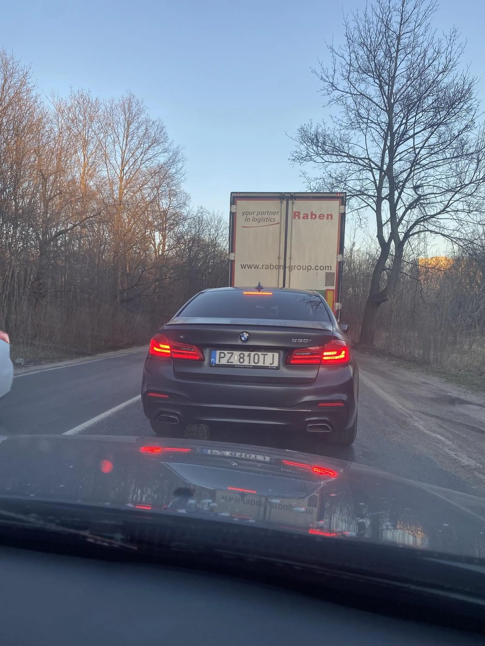Jechałam za tym chłopakiem jakieś 30 min błagam pomóżcie mi go znaleść . Jak to widzisz odezwij się do mnie jesteś ładniejszy niż twoje auto haha