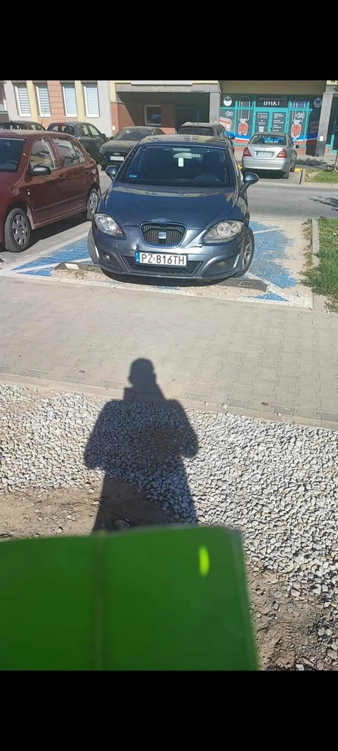 Dziunia zajmujaca miejsce dla niepelnosprawnych. Przy zwroconej uwadze cytuje paragrafami i artykulami ze jak jest wozek na niebiesko na ziemi ale znaku nie ma to nic sie jej nie zrobi. Ludzie na poziomie ameby i egoisci nie rozumieja ze te miejsce jest po cos i dla kogos. Ale rozmowa z egoista o innych to jak mowienie zlodziejowi ze sie nie kradnie