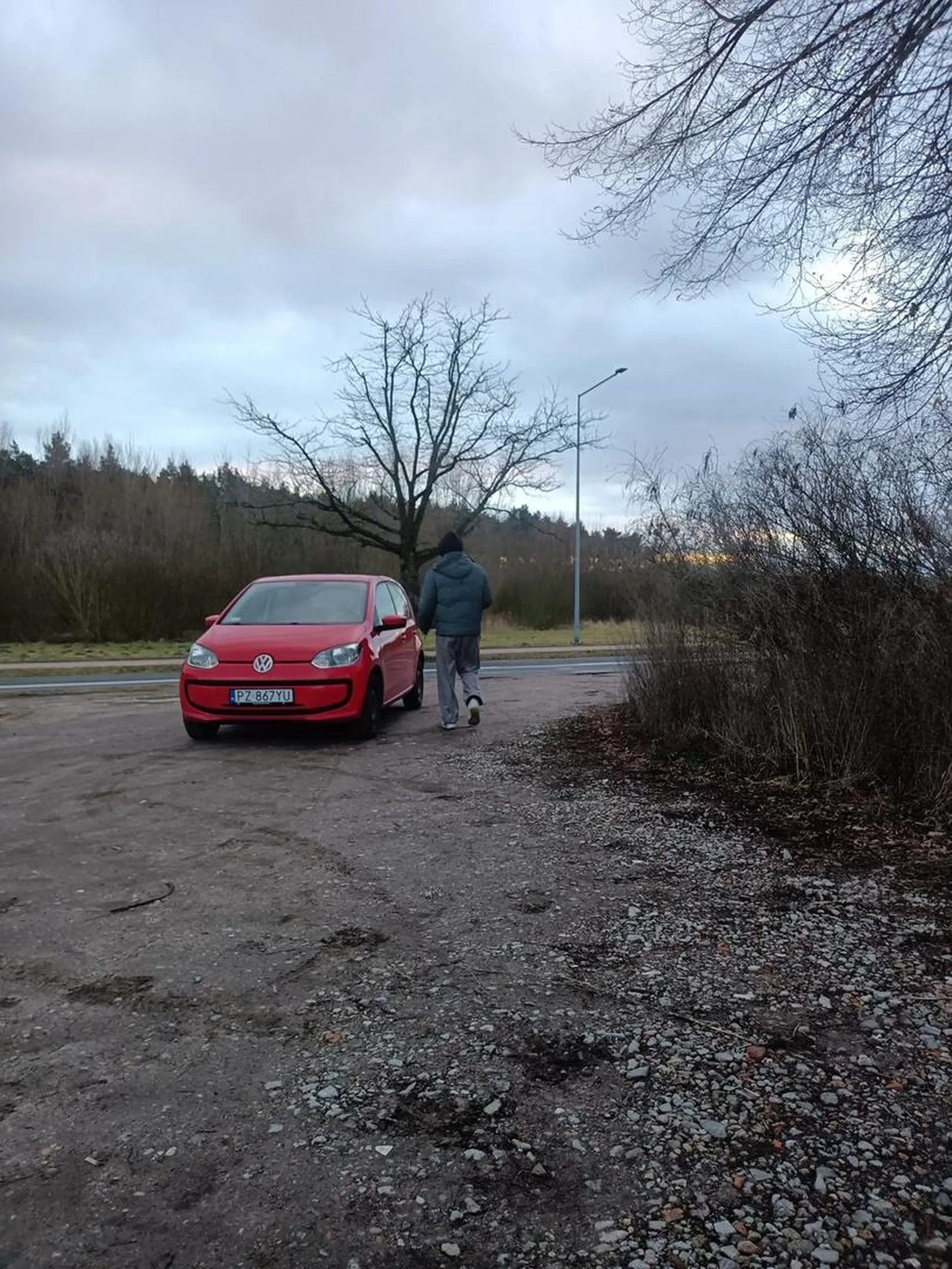 Młody guwnoarz na wjeździe parkuję auto. Gratuluję braku inteligencji