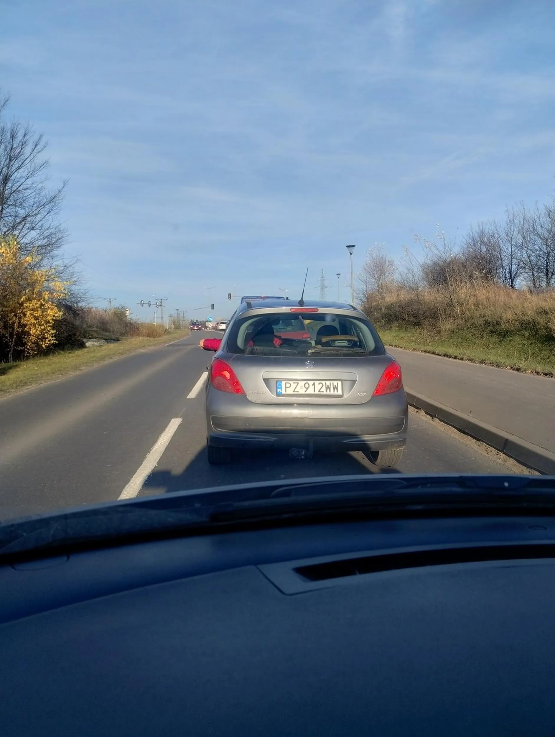 Kierowca śmieć, wyrzuca śmieci czyli pęta przez okno w domu pewnie to samo