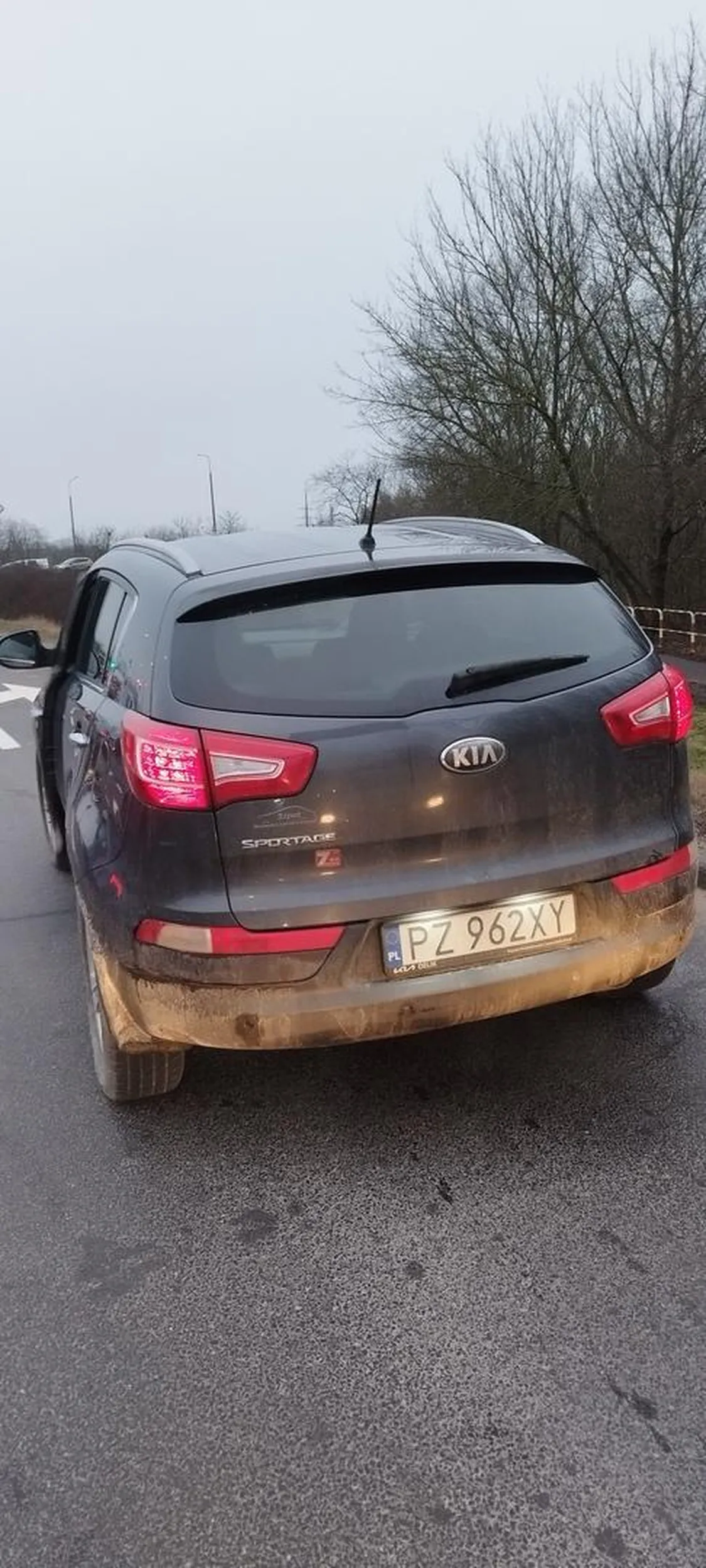 Auto prowadziła jakaś naćpana blondyna który nie ogarnia rzeczywistości. Samochód się jej stoczył na światłach uszkadzając mi zderzak i tablice rejestracyjna. Stwierdziła że to wina samochodu jadącego z tyłu i uciekła z miejsca zdarzenia. Poznań miasto doznań