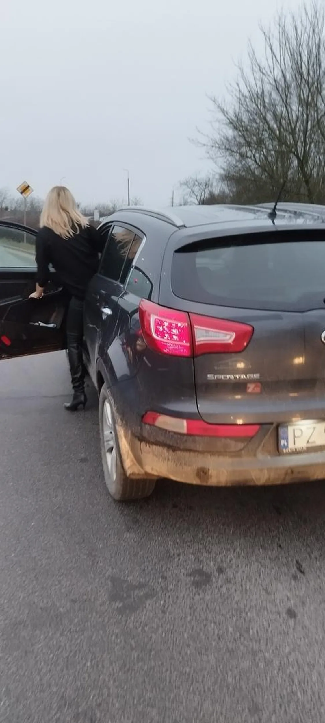 Auto prowadziła jakaś naćpana blondyna który nie ogarnia rzeczywistości. Samochód się jej stoczył na światłach uszkadzając mi zderzak i tablice rejestracyjna. Stwierdziła że to wina samochodu jadącego z tyłu i uciekła z miejsca zdarzenia. Poznań miasto doznań