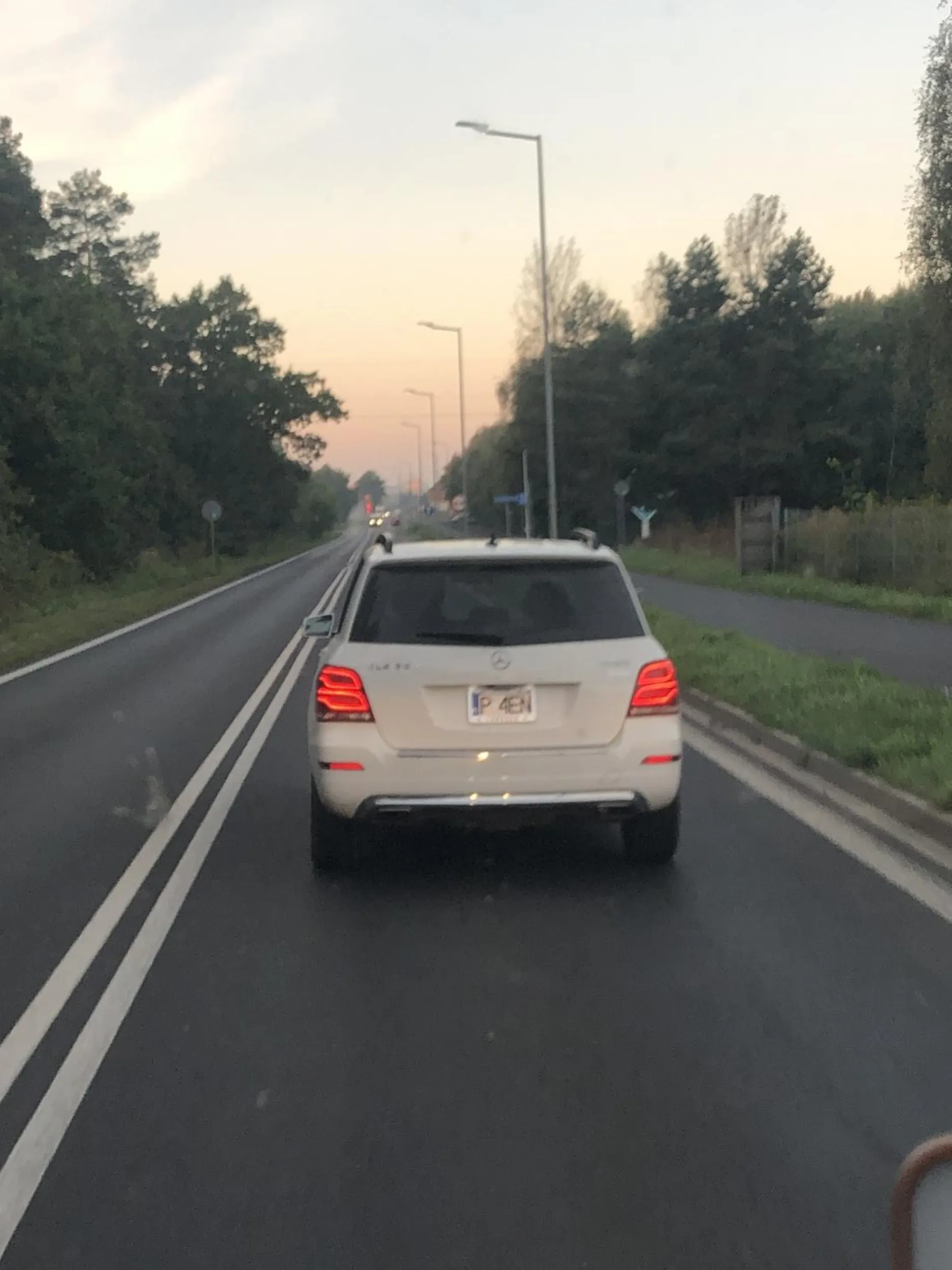 Całkowicie nie adekwatna osoba za kierownica, 3 razy próbowałem wyprzedzić ten niemiecki burakowoz i za każdym razem było specjalnie przyspieszane po czym hamował i czekał póki znowu będą próbować go wyprzedzić…. Chore… urządził se zabawę na drodze o 7 rano… masakra, uważajcie bo to nie normalny kierowca