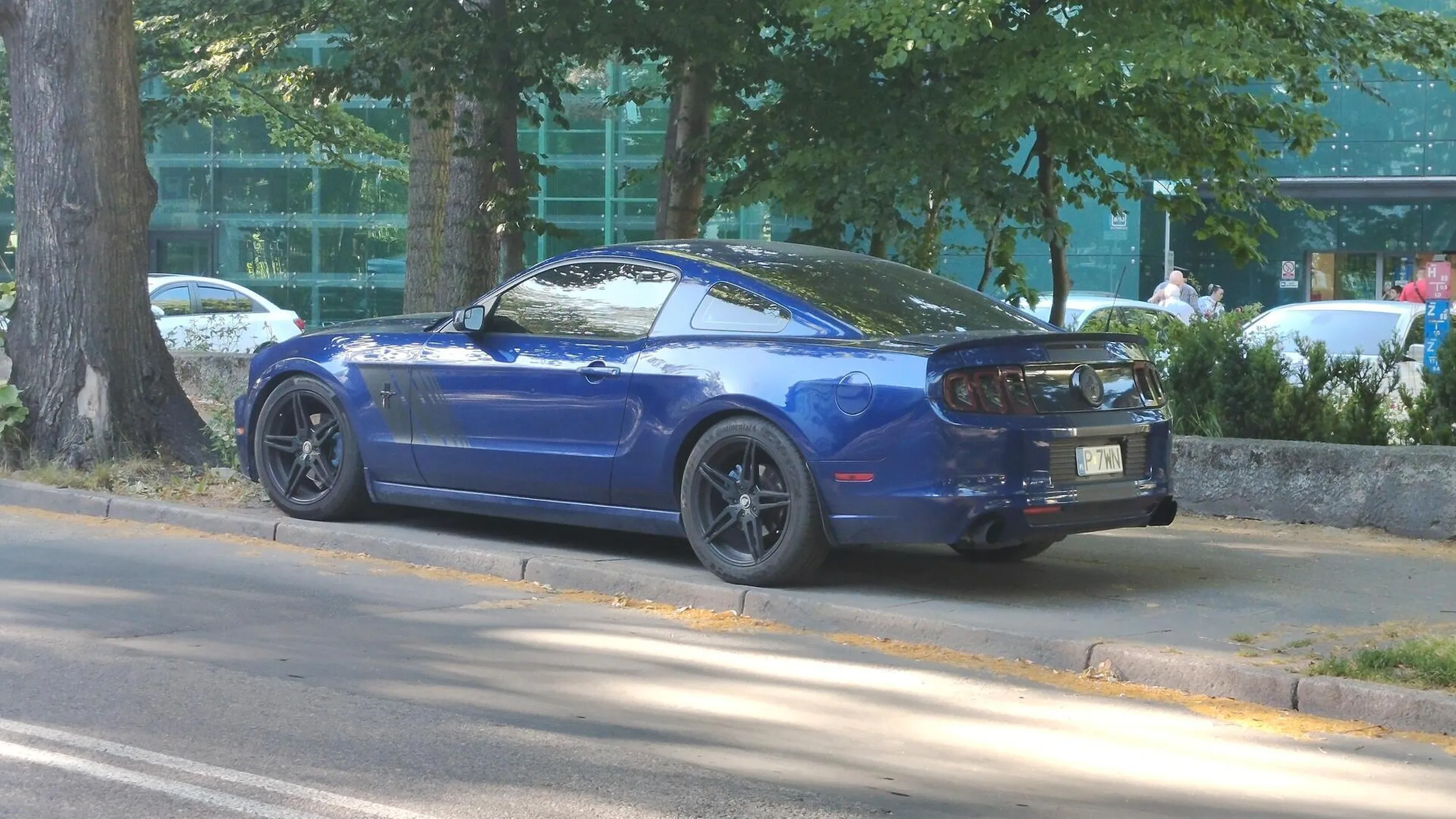 Totalnie ciemne szyby przednie boczne. A to nie jest dozwolone w Polsce. Gdzie to przechodzi przegląd?