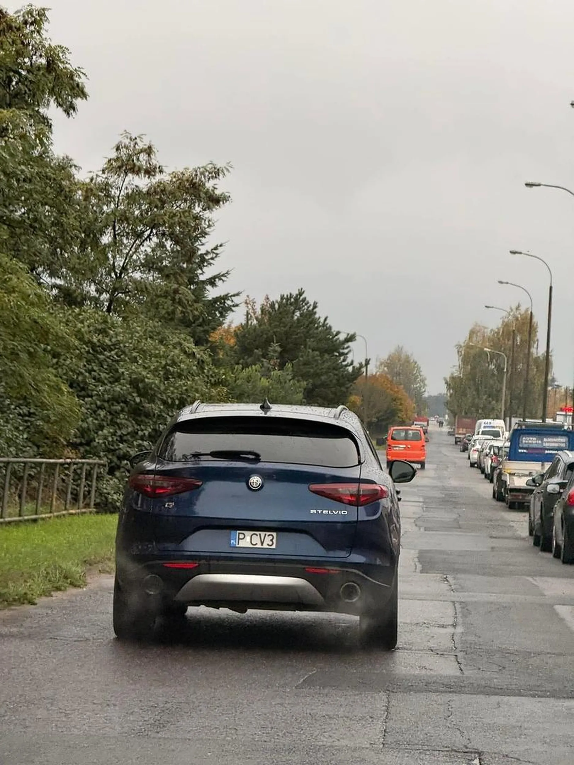 Kiedy ktoś się weźmie za tę patologie i zaczną się wysokie kary za takie tablice? W wersji USA też spokojnie zwykła tablica się zmieści bez kombinowania.