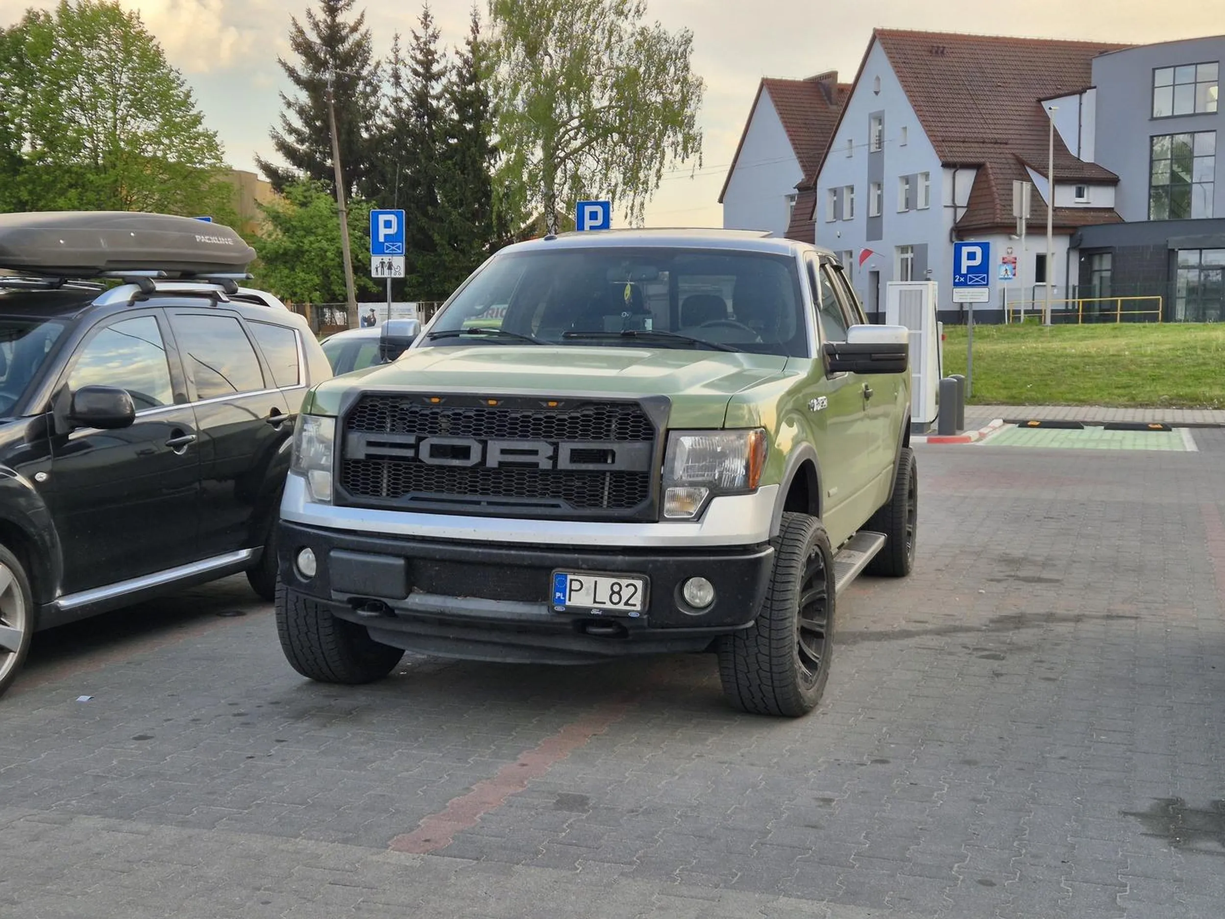 Typ stoi na czterech miejscach parkingowych ???