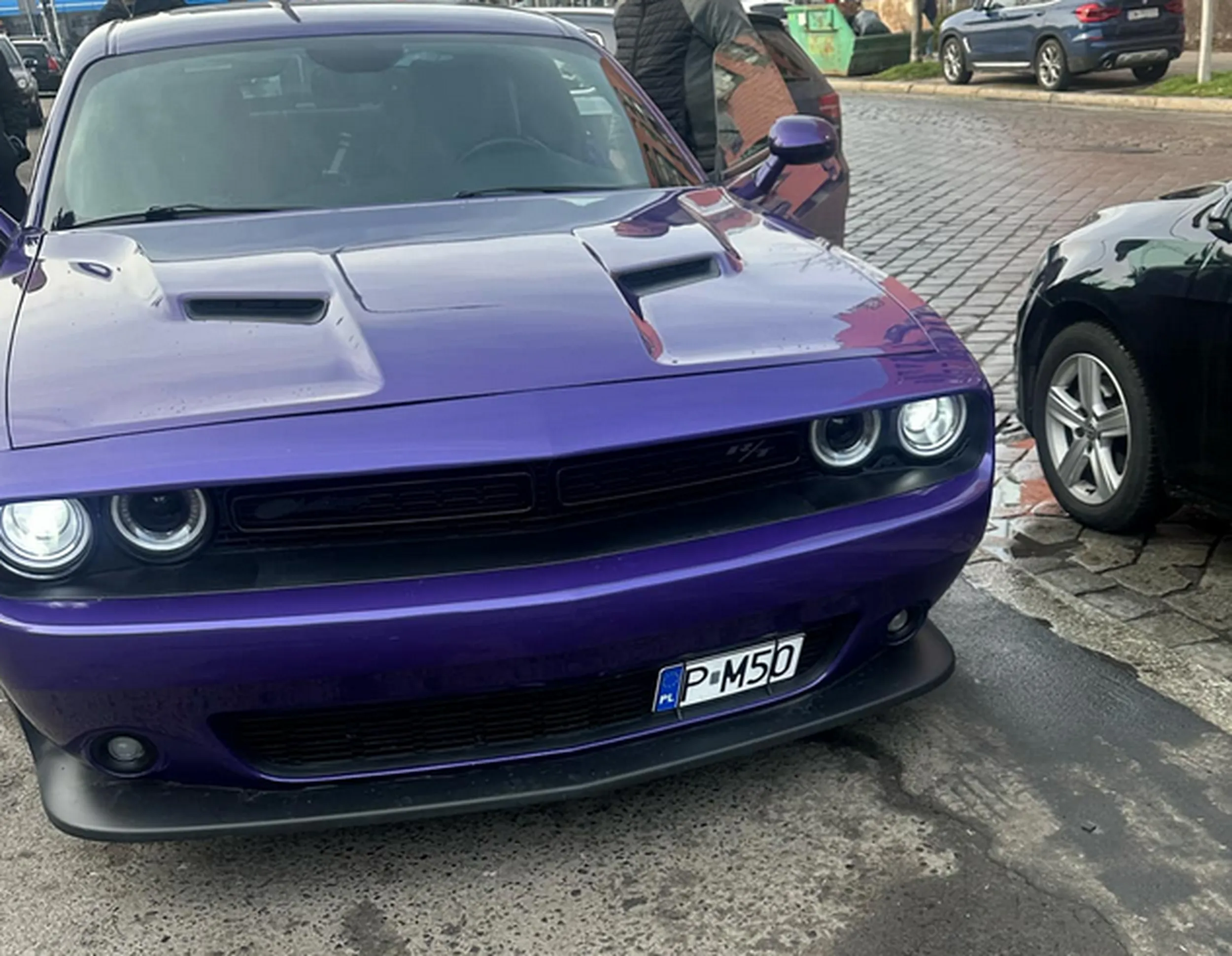 pan kierowca blokuje zaparkowane prawidłowo auta a po zwróceniu uwagi rzuca się do bicia.