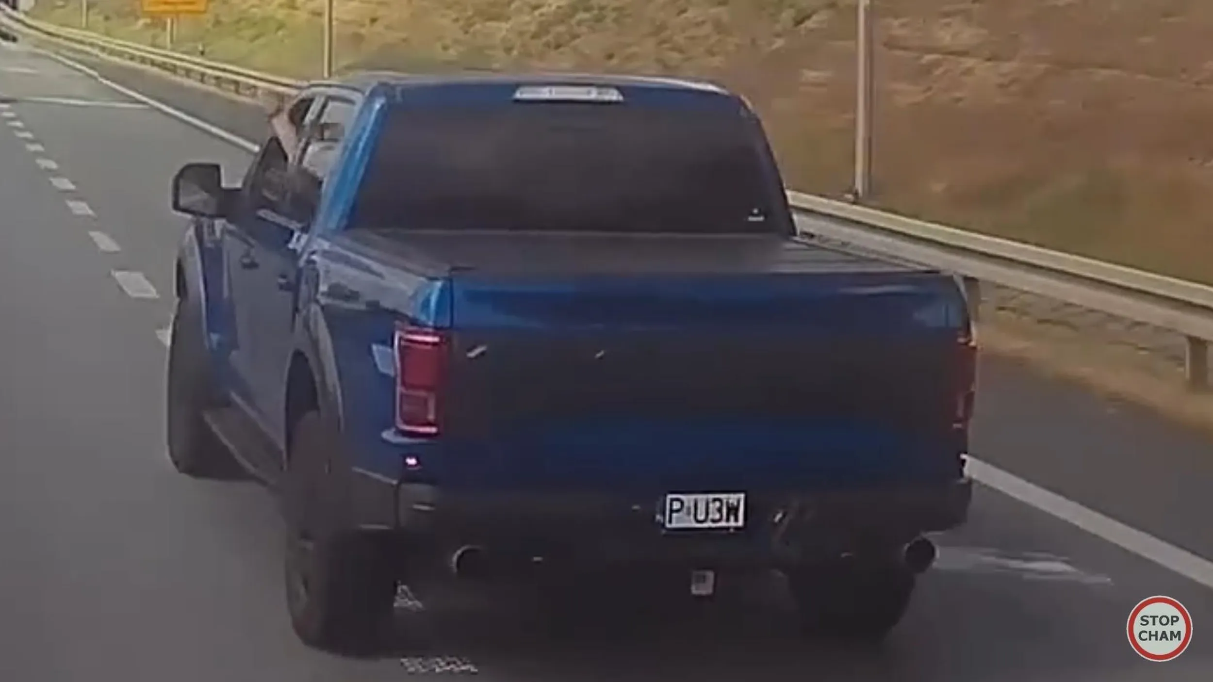 Być uprzejmym i wpuścić takiego przed siebie, a taki cham w podziękowaniu zajeżdża i wyhamowuje nie dając się wyprzedzić.