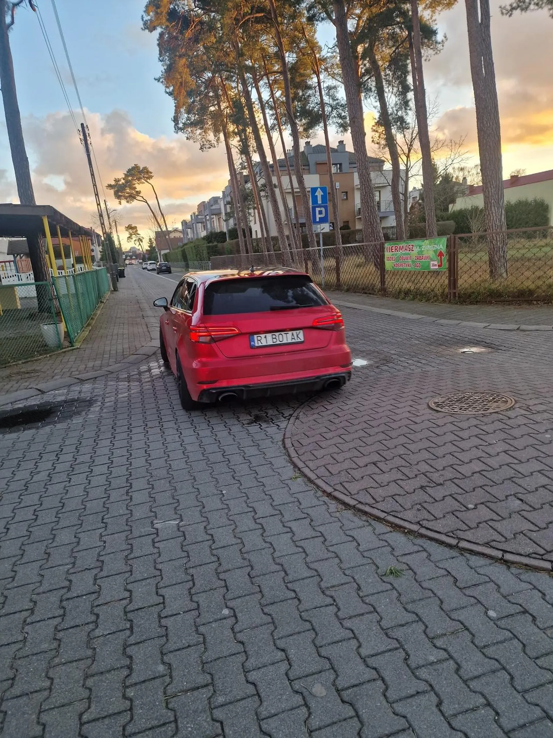 Dlaczego pilicja nie zainteresuje sie tym gościem, ktòry jeździ samochodem z nadmierną prędkością  po ulicach Międzywodzia ktore jest ztuningowane i hałasuje jak quad