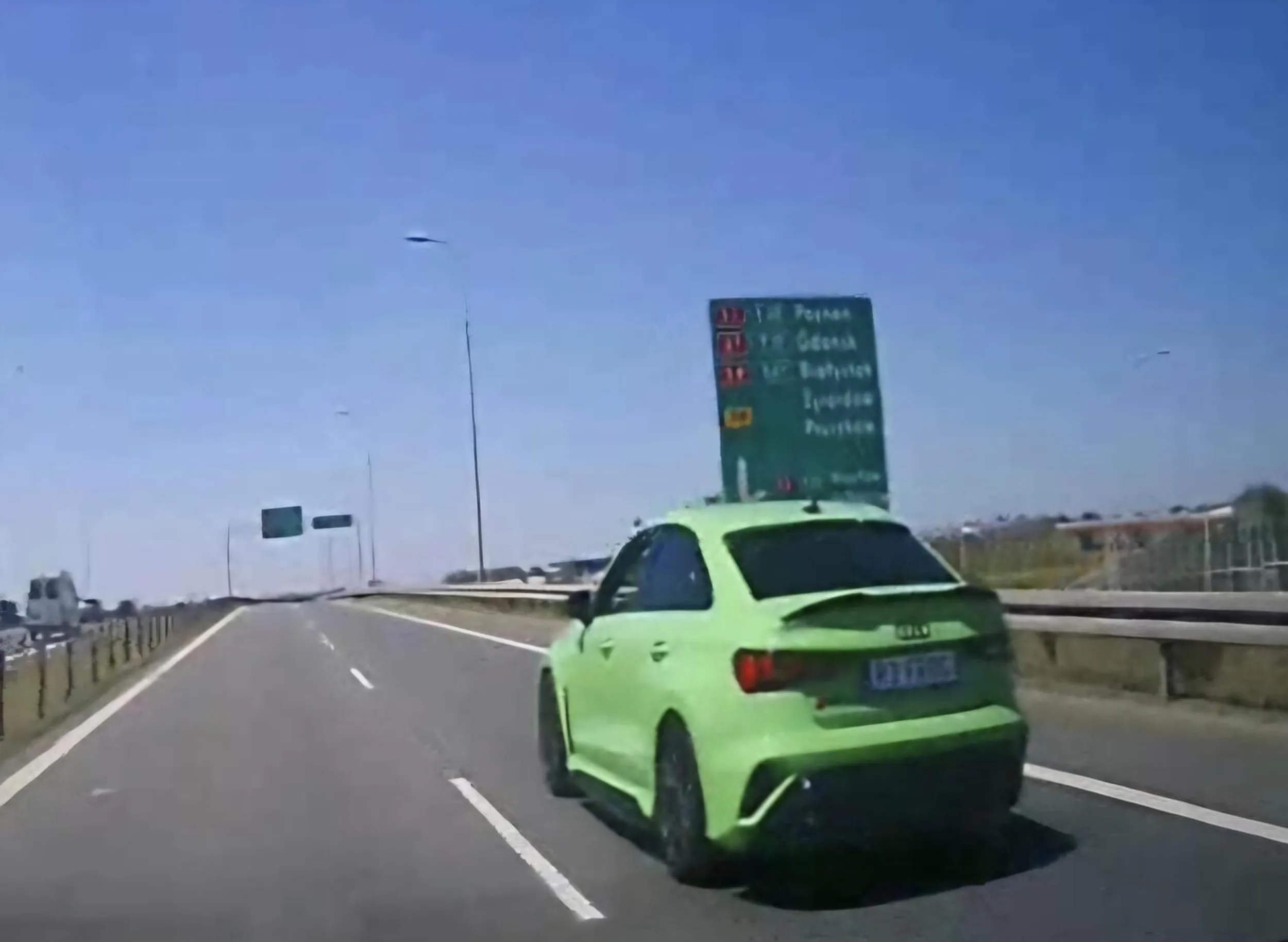 K!U!T!A!S z zielonego audi a3 zajeżdża drogę innym i szuka zaczepki. Jeździ po pasach awaryjnych, wymusza zatrzymanie się i konfrontację. Jeździ i startuje do innych z kolegami, bo sam jest życiowym przegrywem.
