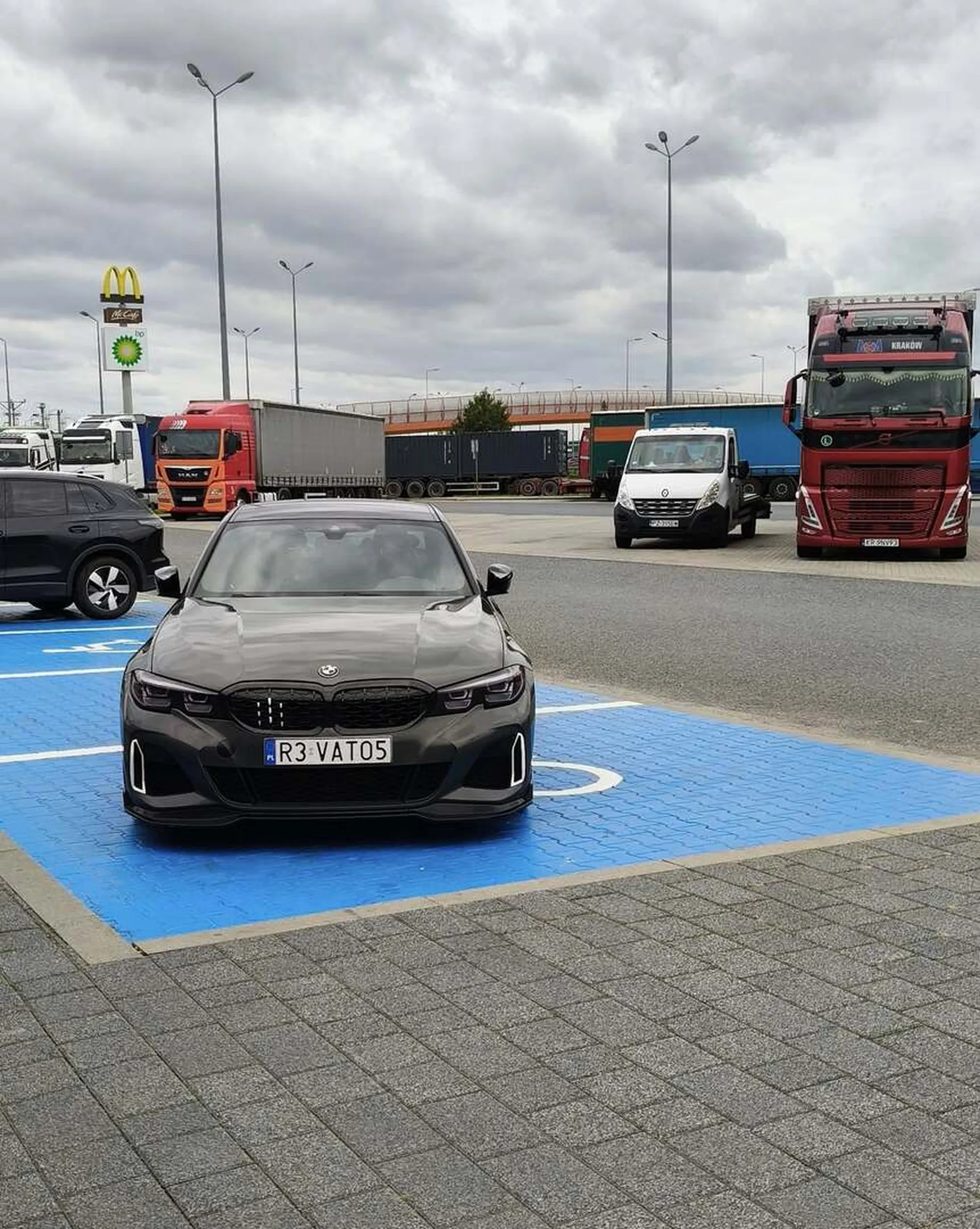 Niepełnosprawny kierowca z małym siurem.