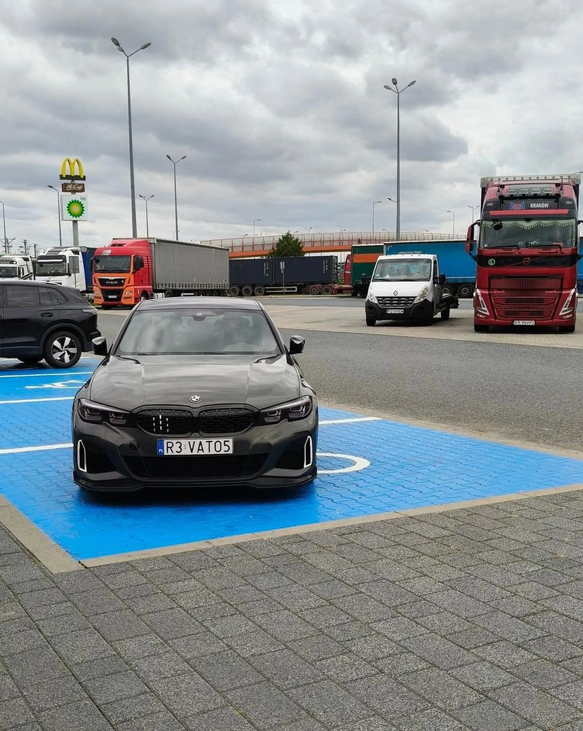 Upośledzony zajął dwa miejsca parkingowe dla niepełnosprawnych.