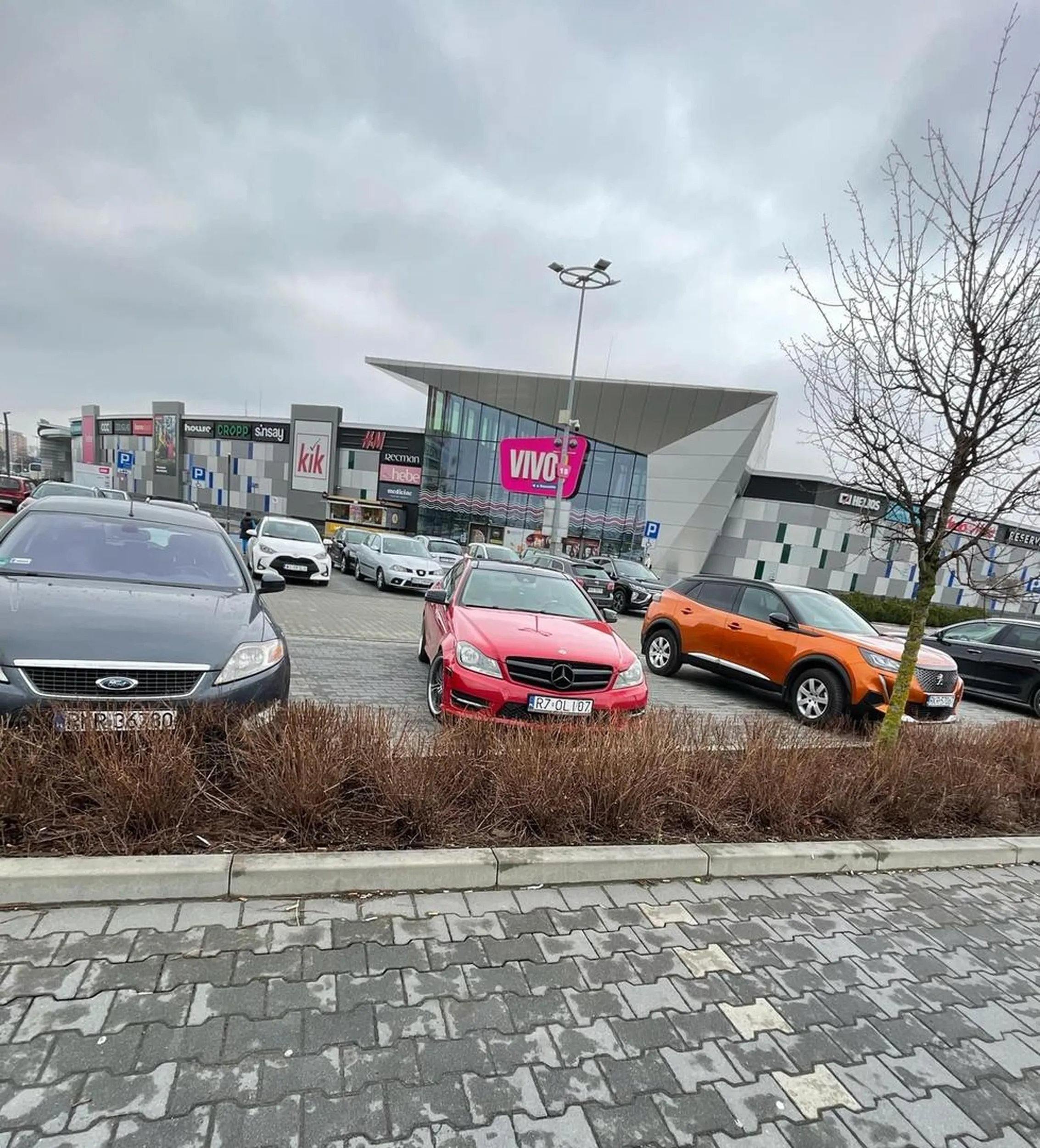 totalny brak umiejętności parkowania przeogromny kretyn.