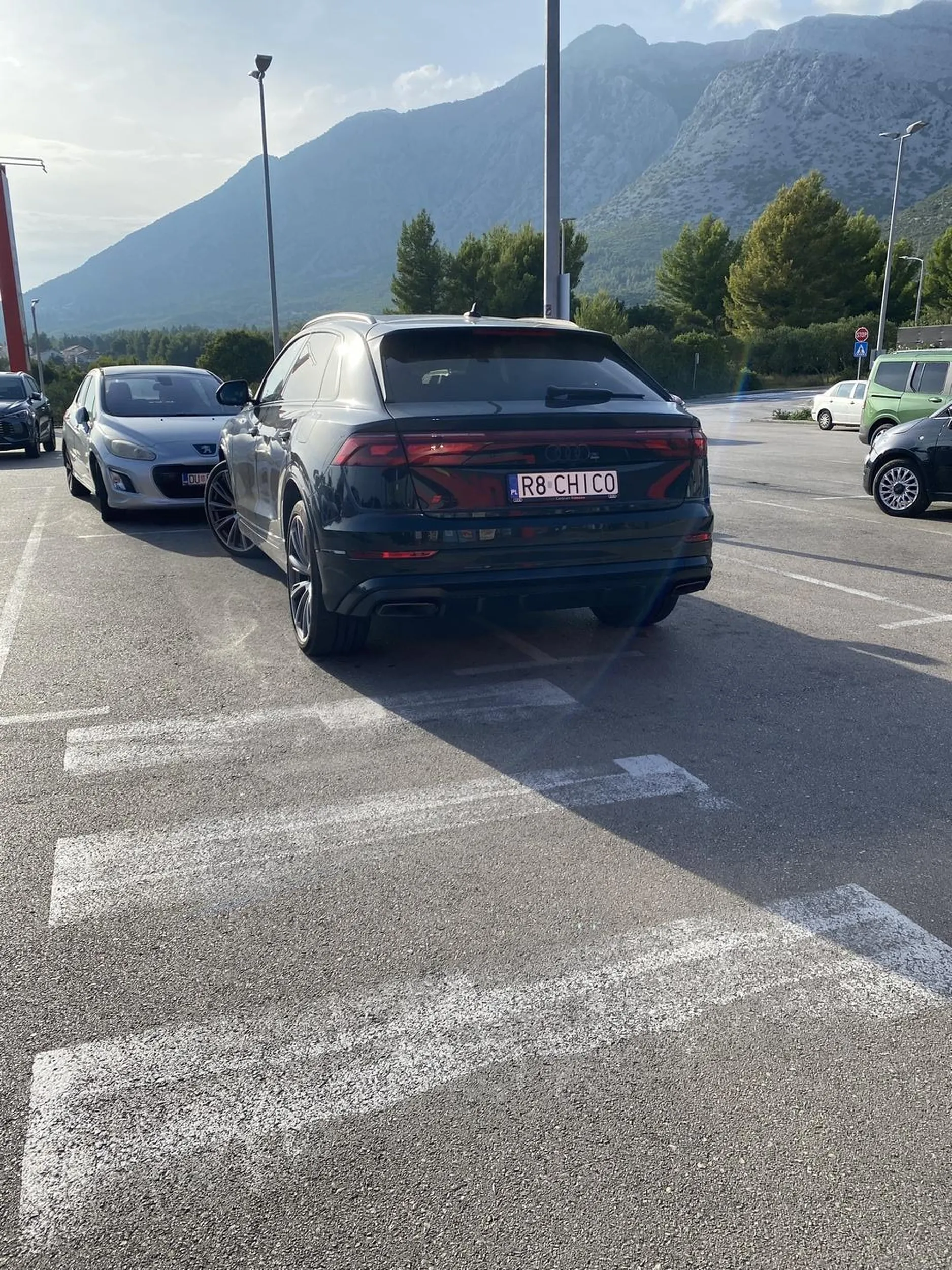 Nie ma to jak parkować na dwóch miejscach. Aż wstyd takie coś widzieć za granicą - w Chorwacji. Oraz tak, zaparkował tak z premedytacją bo widziałem to na własne oczy.