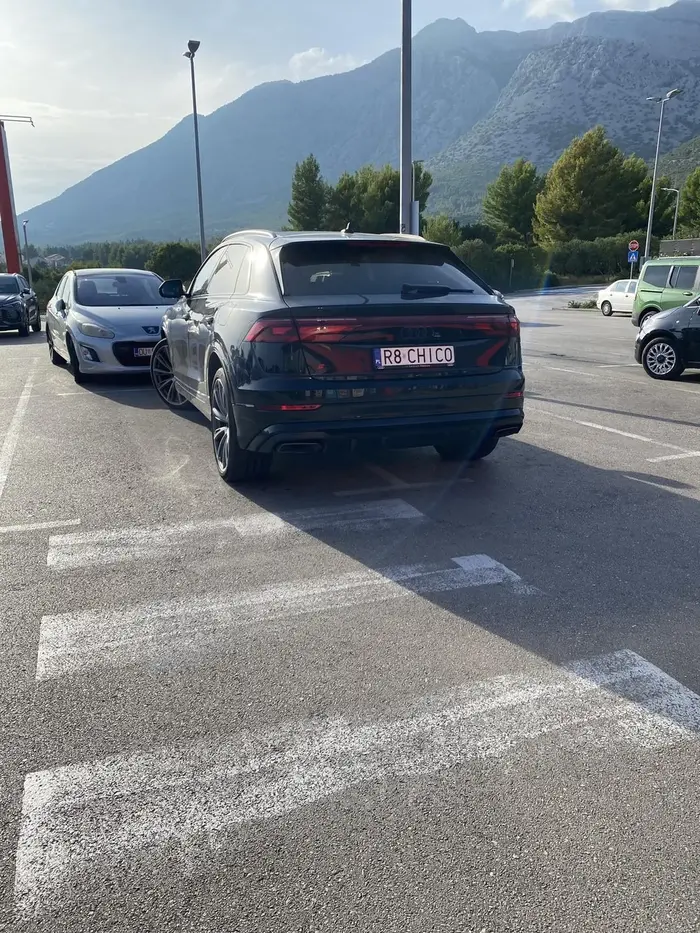 Nie ma to jak parkować na dwóch miejscach. Aż wstyd takie coś widzieć za granicą - w Chorwacji. Oraz tak, zaparkował tak z premedytacją bo widziałem to na własne oczy.