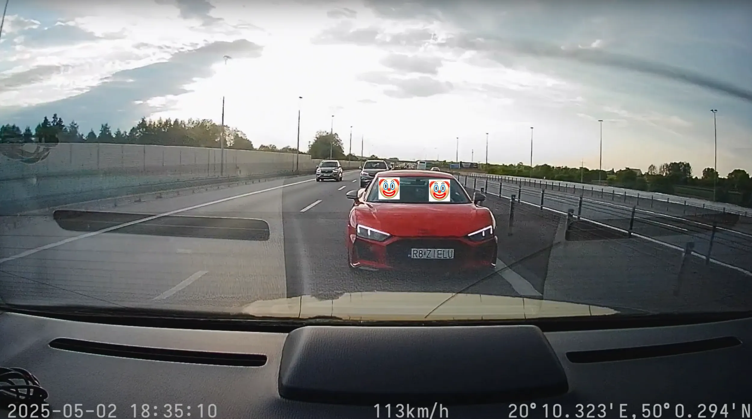 Podjedź jeszcze trochę, przecież do zderzaka masz jeszcze ponad 3 metry!!! Zanim ktoś się zesra o 115 km/h na lewym, przede mną sznur samochodów, też chciałbym jechać szybciej, a jednak powstrzymałem się od jazdy na zderzaku, niestety dla ZIELA pokusa była zbyt silna :D
