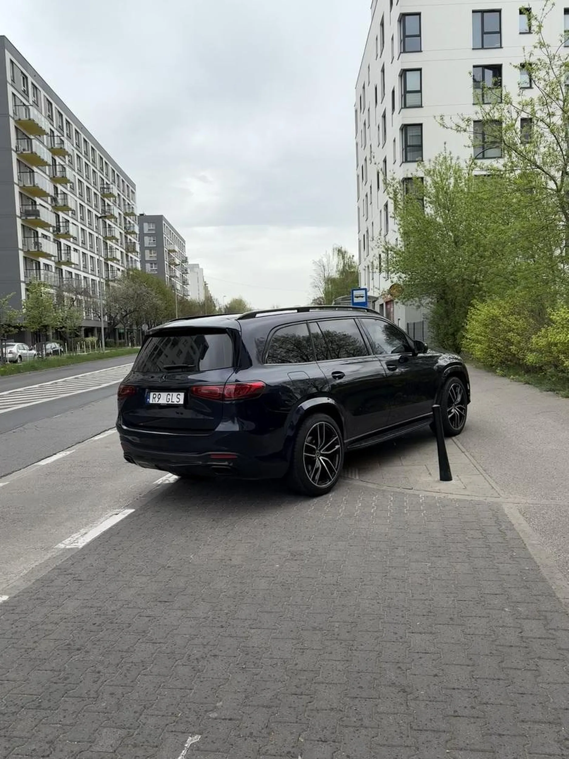 Autem jeździ paniusia z muchami w nosie. Parkuje w myśl zasady mam suva za pół bańki mogę wszystko. Na przystanku, na chodniku, na ścieżce rowerowej , aby tylko jej bombelek miał blisko do przedszkola. Ot nawet nie tylko stanęła na chodniku, ale też wymusiła pierwszeństwo na chodniku!