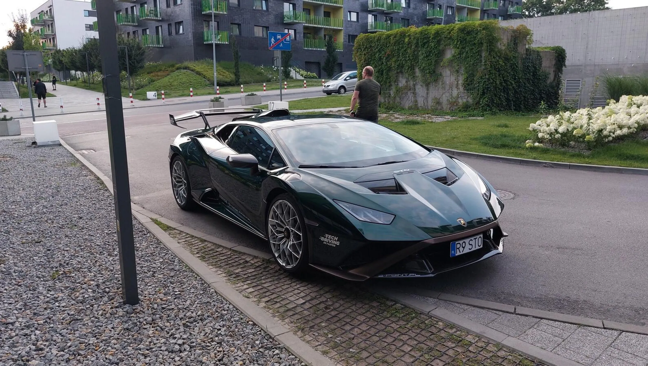 bananowe dziecko parkuje na wjeździe do garażu