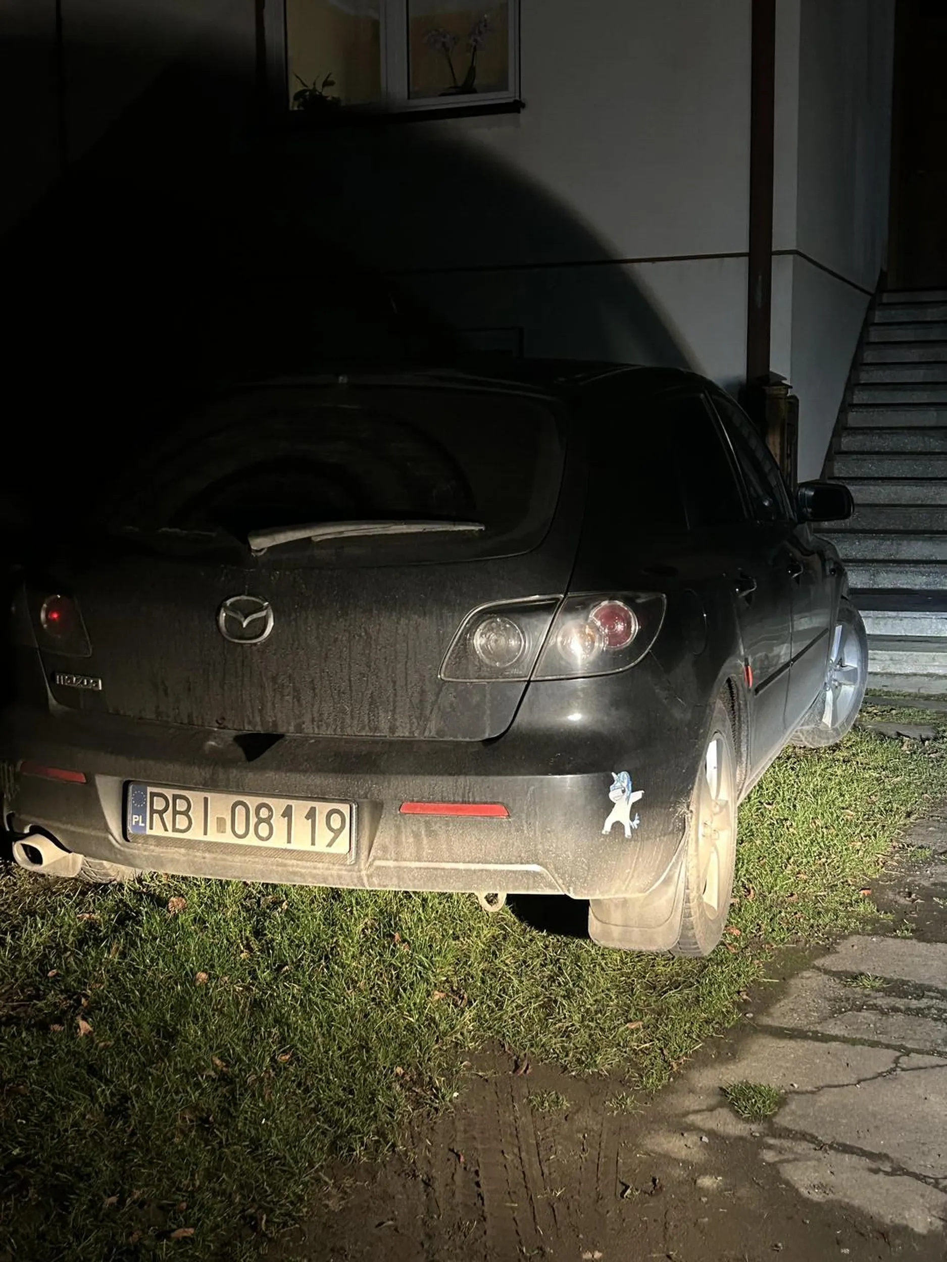 Nie pozdrawiam , lansuje się za kasę babki z renty i pokazuje dupe przez okno podczas jazdy