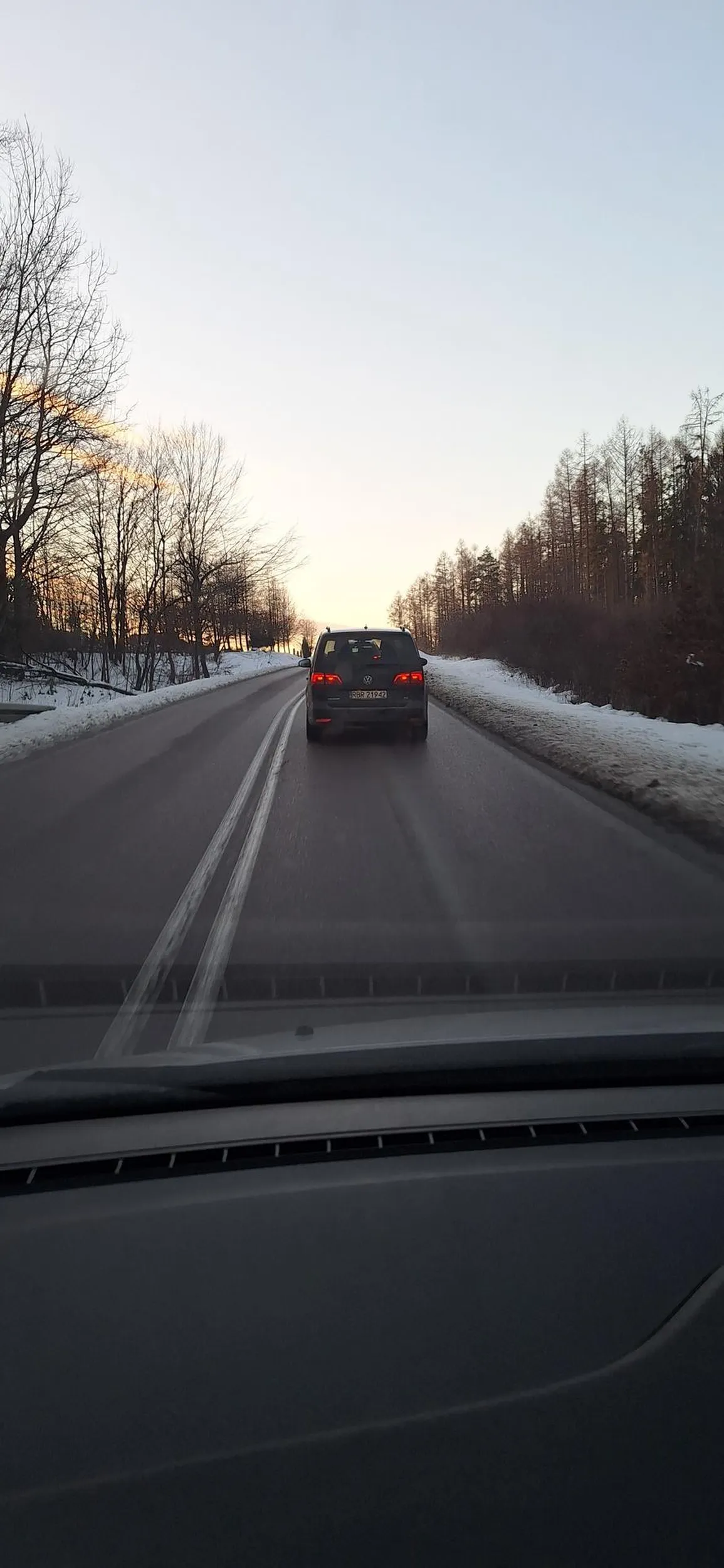 Totalny rabarbar z Brzozowa. Próbuje swoim trupem wyprzedzać i blokuje innym drogę.