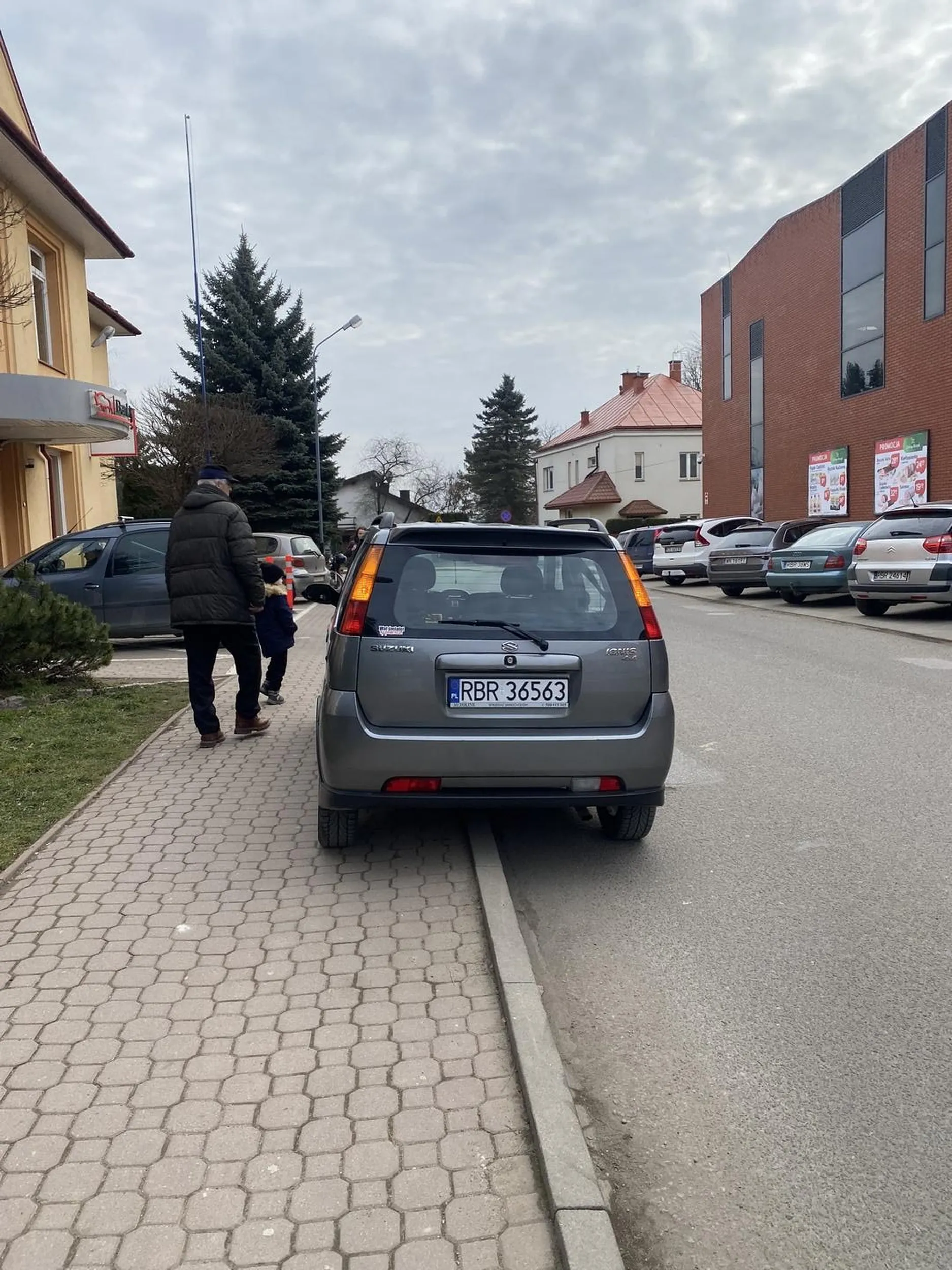 Alarmowe nie służą do parkowania przez ponad godzinę na głównej drodze za przejściem dla pieszych