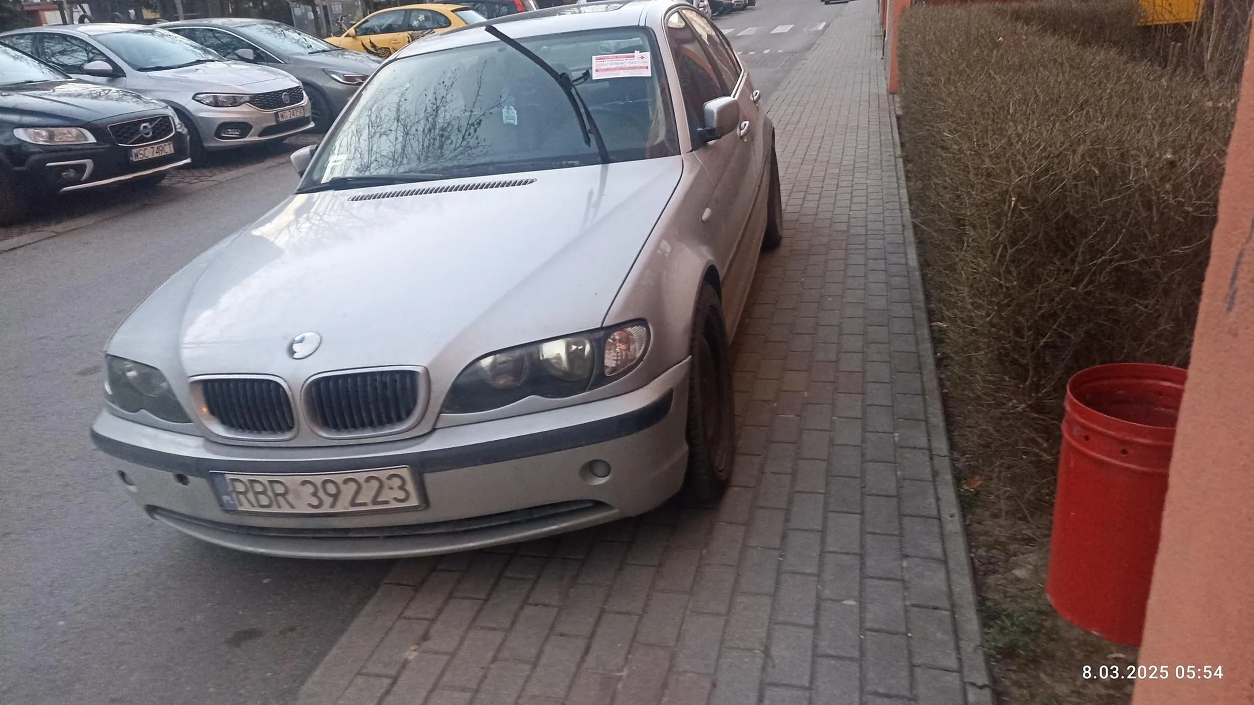 był już wielokrotnie parkowany na chodniku dla pieszych, w pobliżu budynku mieszkalnego. Bardzo to przeszkadza mieszkańcom