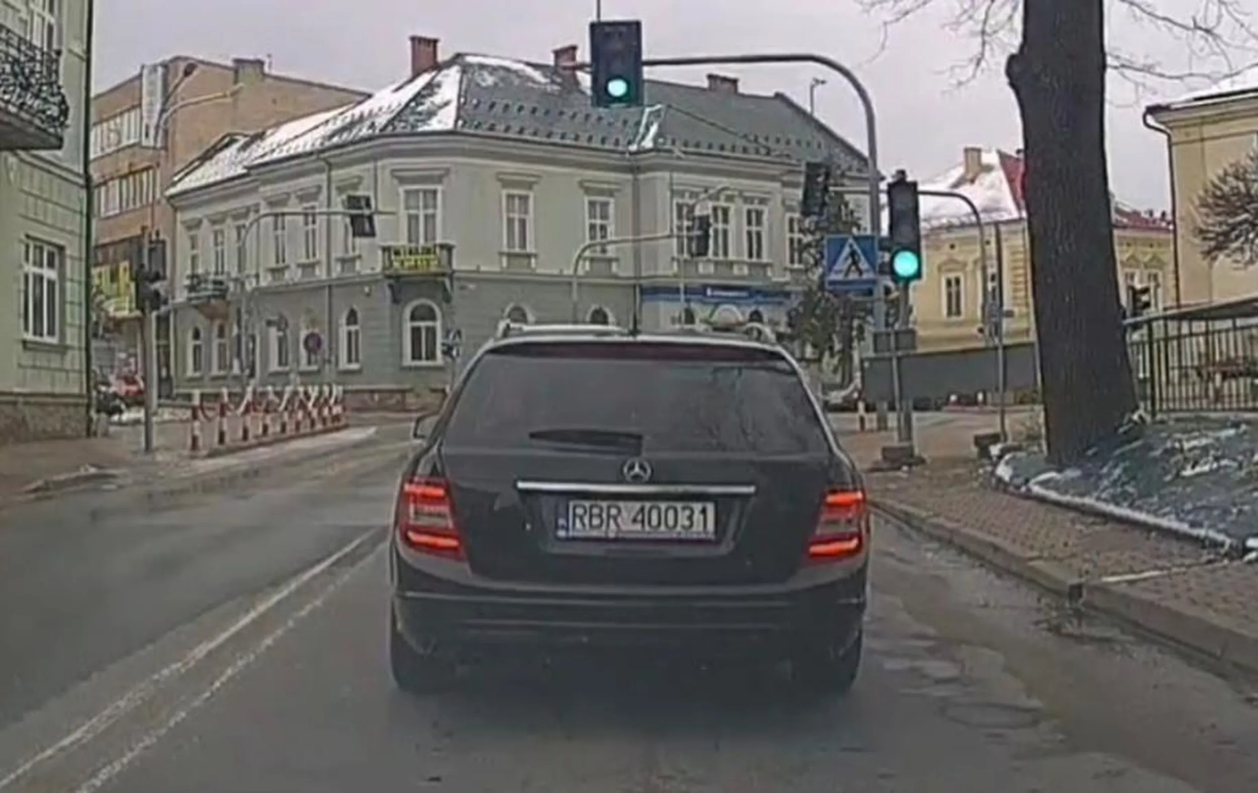 Kierowca próbował specjalnie rozjechać kota, na szczęście kot jest sprytniejszy niż burak z Mercedesa