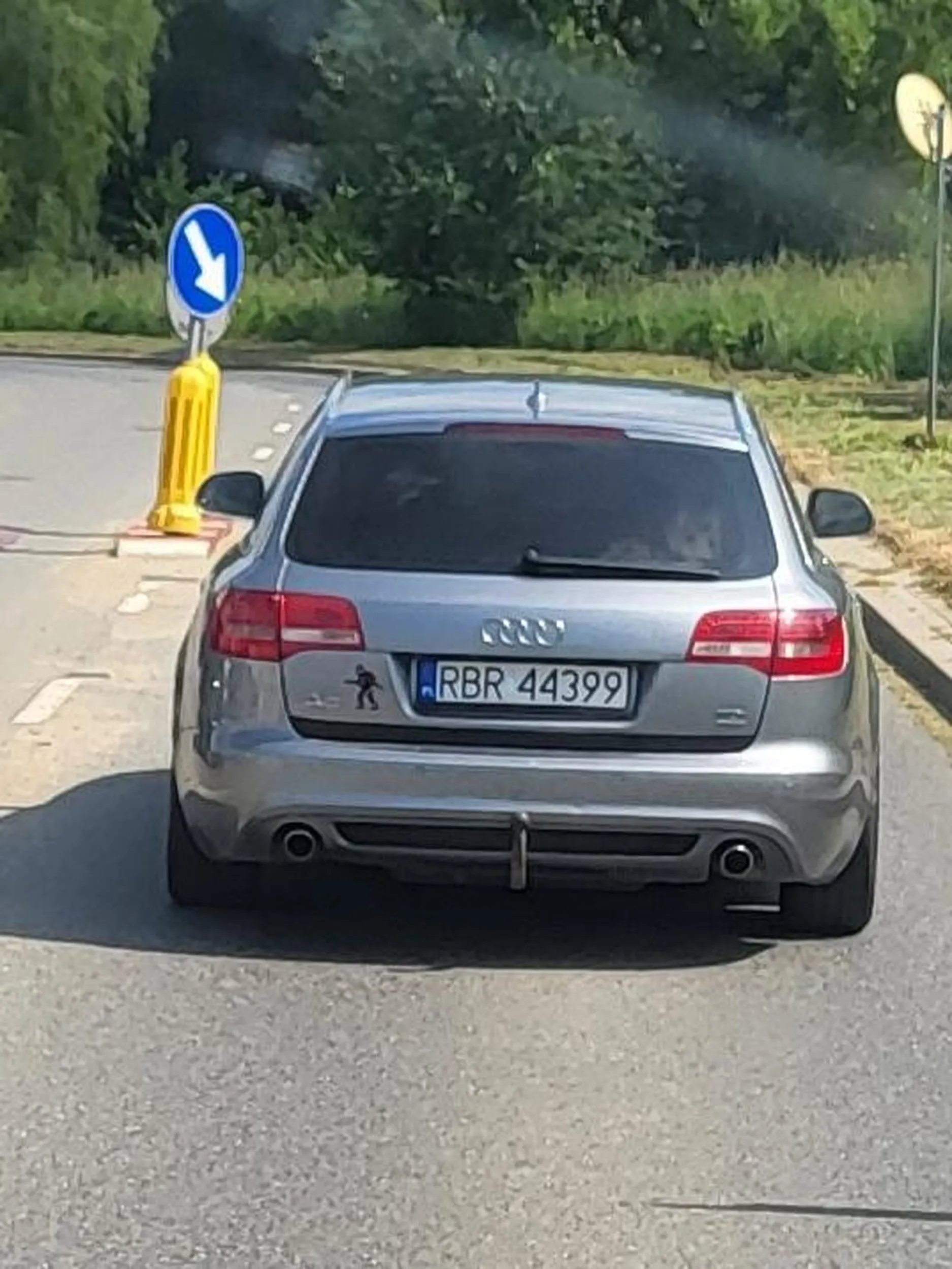 Zatrzymal sie nagle na przejściu widmo dla pieszych ktore bylo przeszlo pół roku temu zlikwidowane. Stworzył zagrozenie dla pojazdu z naprzeciwka ktory musiał sie zatrzymac na przejezdzie kolejowym do tego dla pojazdu ktory jechal za nim czyli autobusu ktory ledwo wychamowal przed nim do tego zablokował ruch przez ten czas. Następnie jak kierowca autobusu zatrąbił na niego zaczął co chwilę przychamowywac swoj samochod?! „Kto na drodze publicznej, w strefie zamieszkania lub strefie ruchu powoduje zagrożenie bezpieczeństwa w ruchu drogowym, podlega karze grzywny, a jeżeli spowodował zagrożenie bezpieczeństwa w ruchu drogowym dla osoby innej niż on sam – także punktom karnym.”