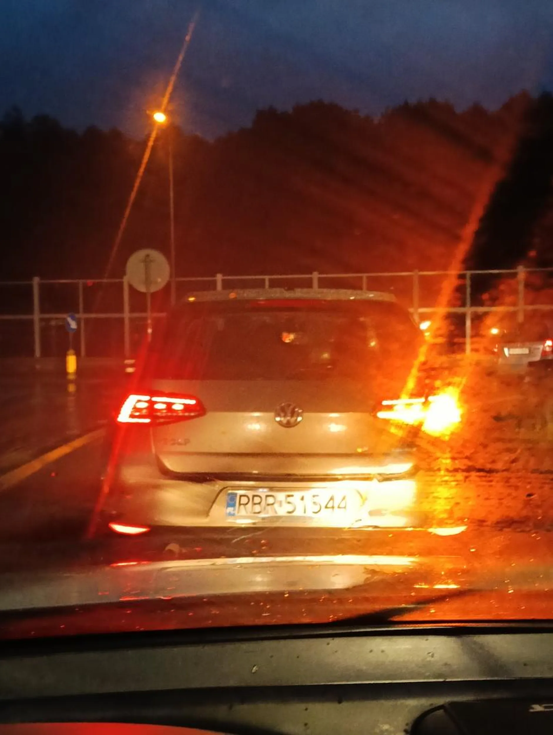 Skręca z środkowego pasa w lewo. Wymusza i prawie potrąca pieszą na przejściu która miała zielone i była już w połowie przejścia. Podczas deszczu pasuje trochę bardziej uważać panie kierowco grafitowego golfa