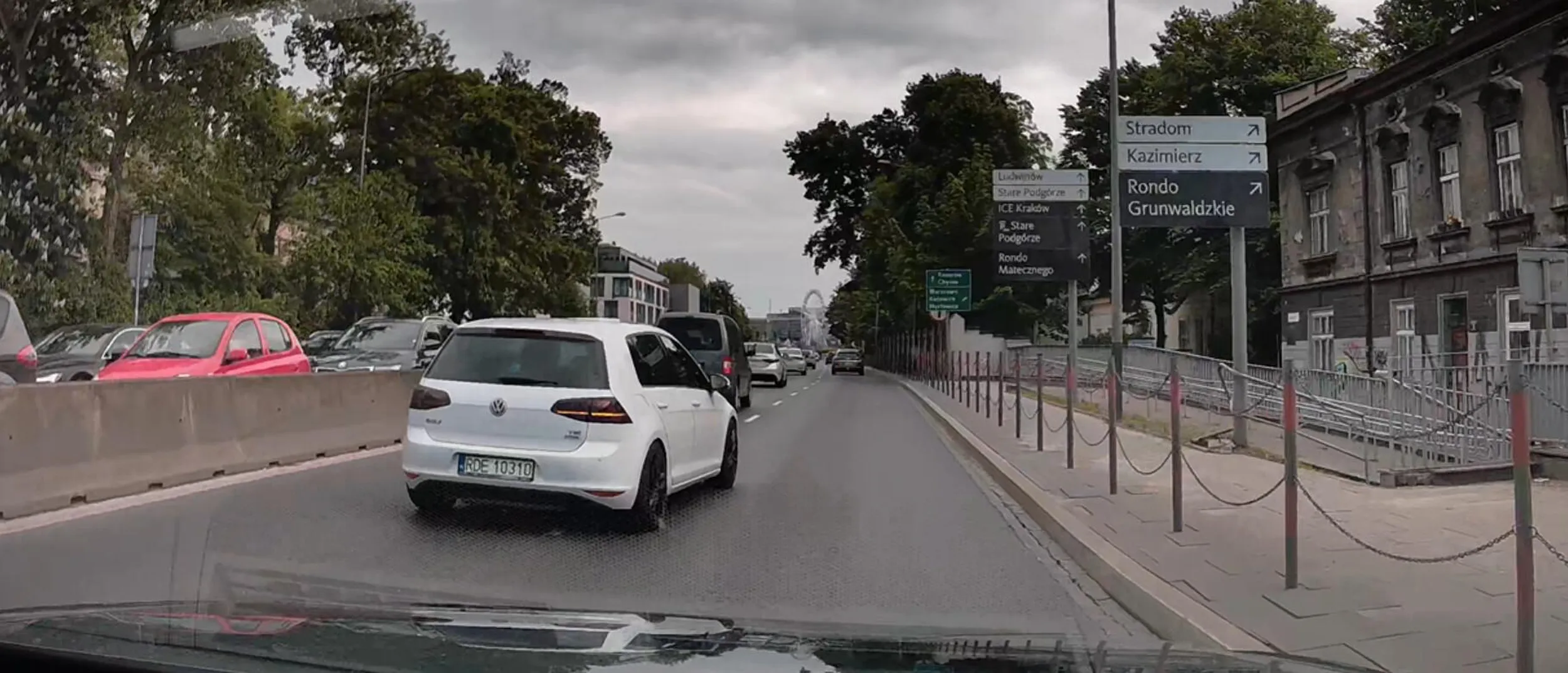 dojeżdża do lewej kawędzi, a skręca w prawo - potem przykleja się do lewego pasa - a gdy w końcu wyprzedzam prawym nagle przyspiesza i wjeżdża mi pod maskę, żeby zablokować wyprzedzanie