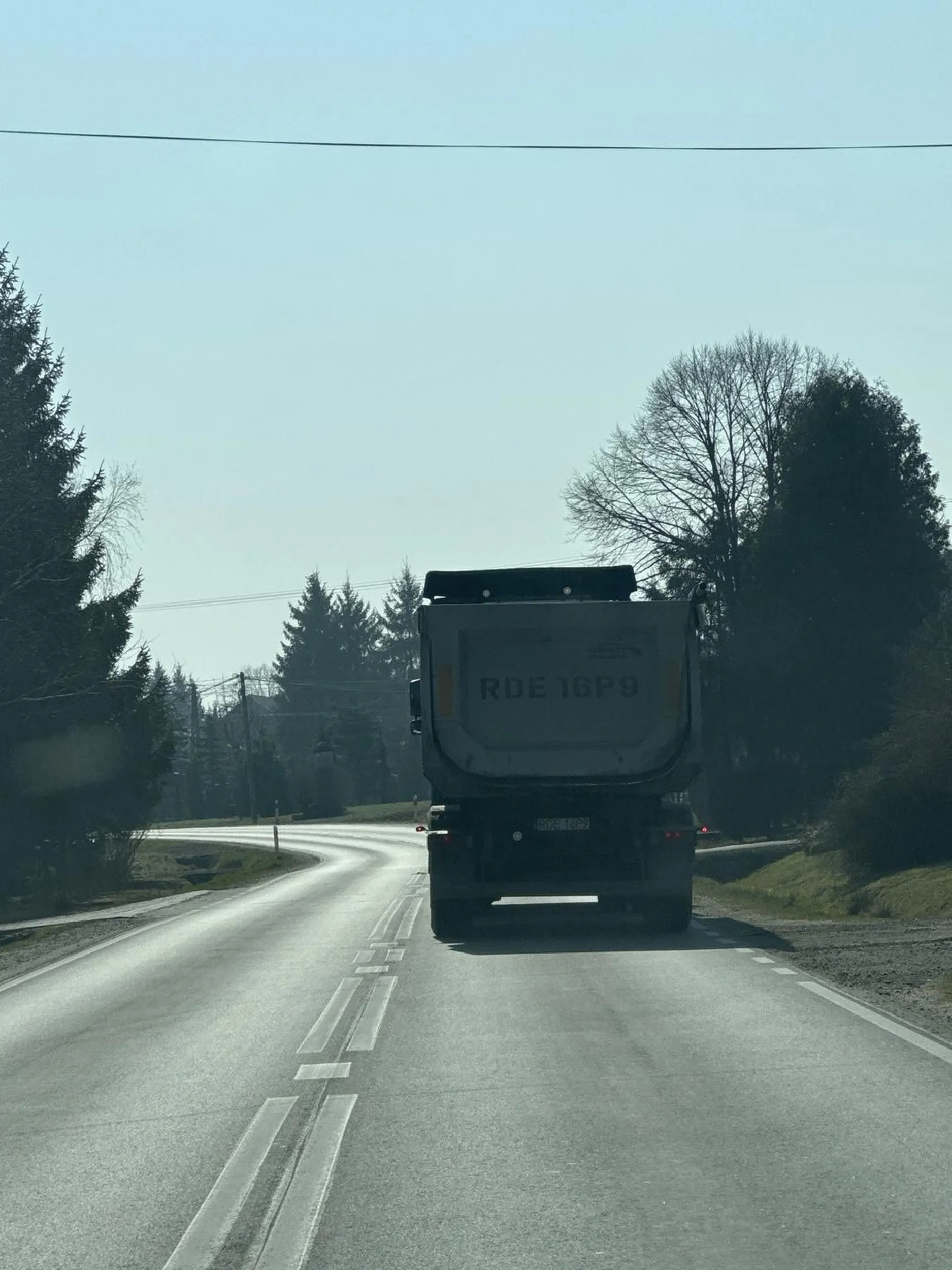 Chłop ciężarówką wyprzedzał busa na 50 gdzie bus jechał i tak powyżej dopuszczalnej prędkości. Pomijam fakt że za 50 metrów było rondo na którym ciężarówka zjechała. Edit 2 kilometry za rondem w zabudowanym wyprzedza z prędkością około 80km/h na ciągłej