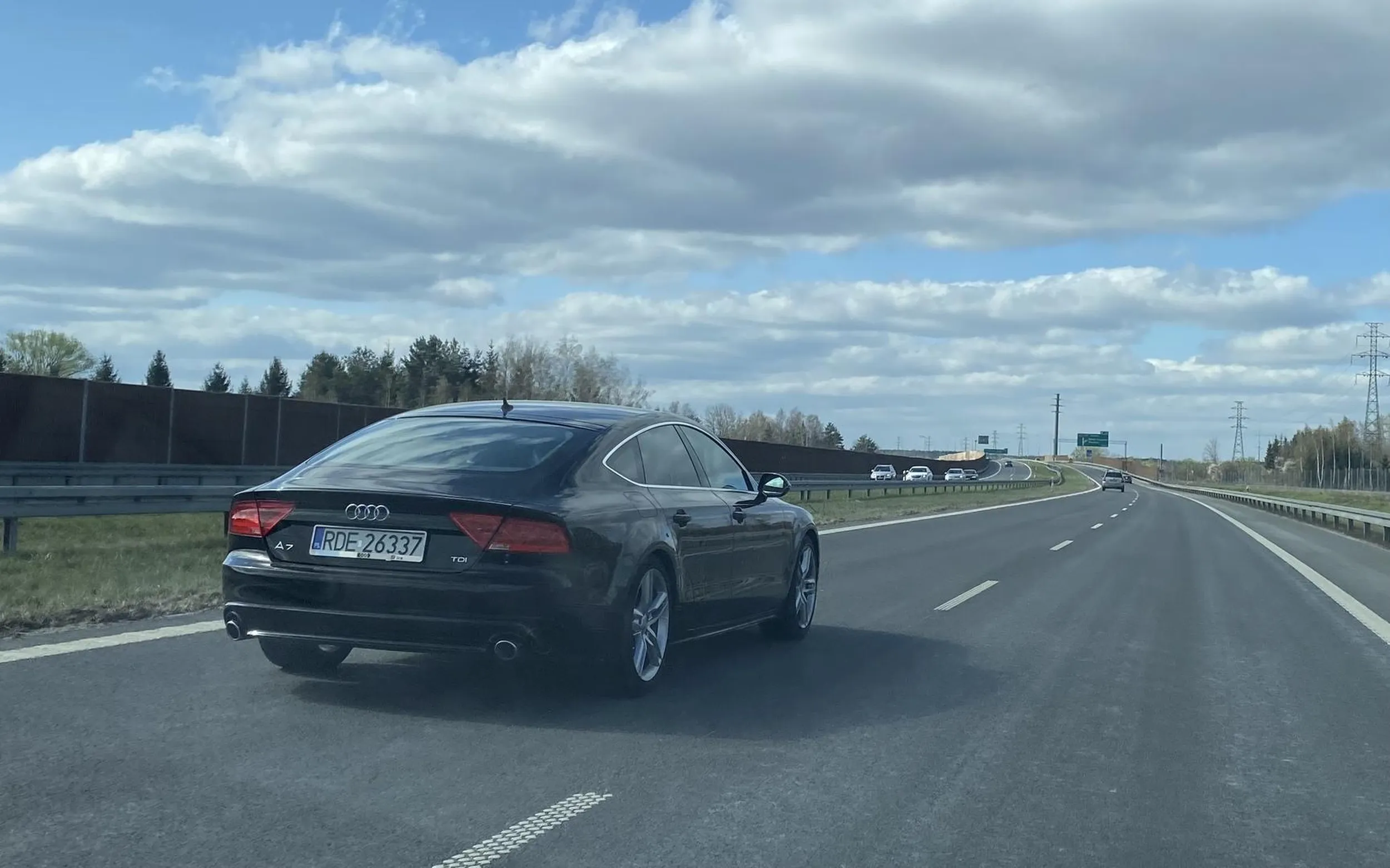 Fajne autko - tylko dlaczego przyssany do lewego pasa ze znudzona terenowka musi po prawej na autostradzie wyprzedzac???